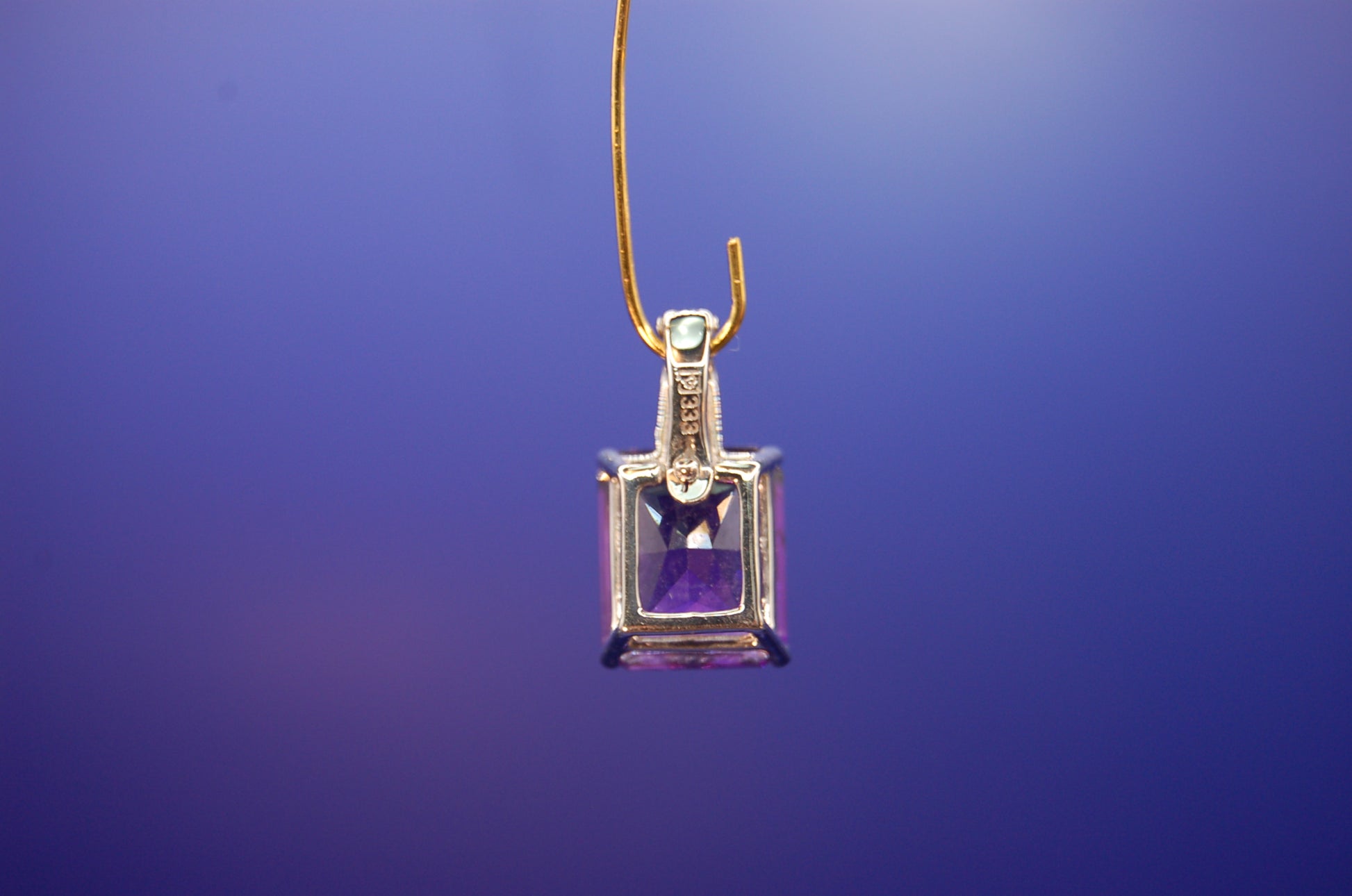 Weißgold Ohrringe 14K mit Amethyst 6ct - Detailaufnahme der eleganten Fassung