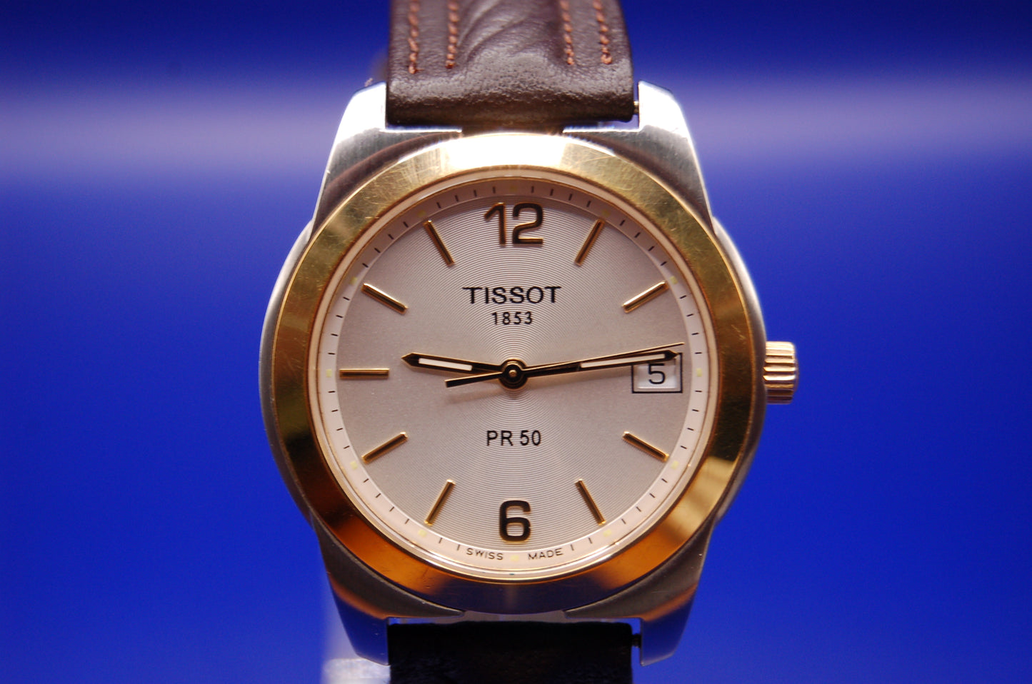 Tissot PR50 Herrenuhr - Detailansicht Stahlgehäuse und Lederarmband