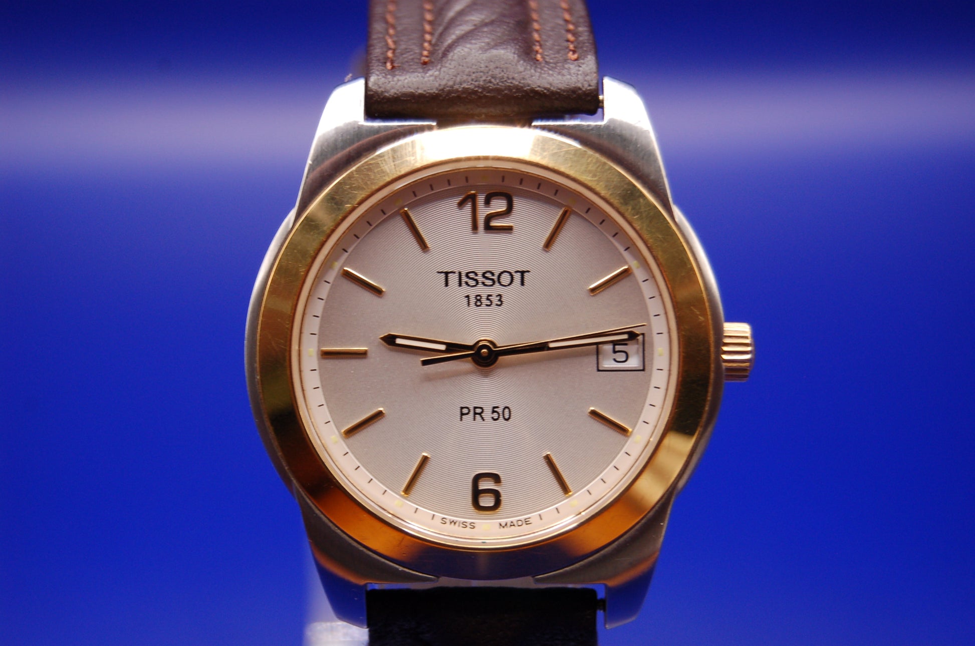 Tissot PR50 Herrenuhr - Detailansicht Stahlgehäuse und Lederarmband
