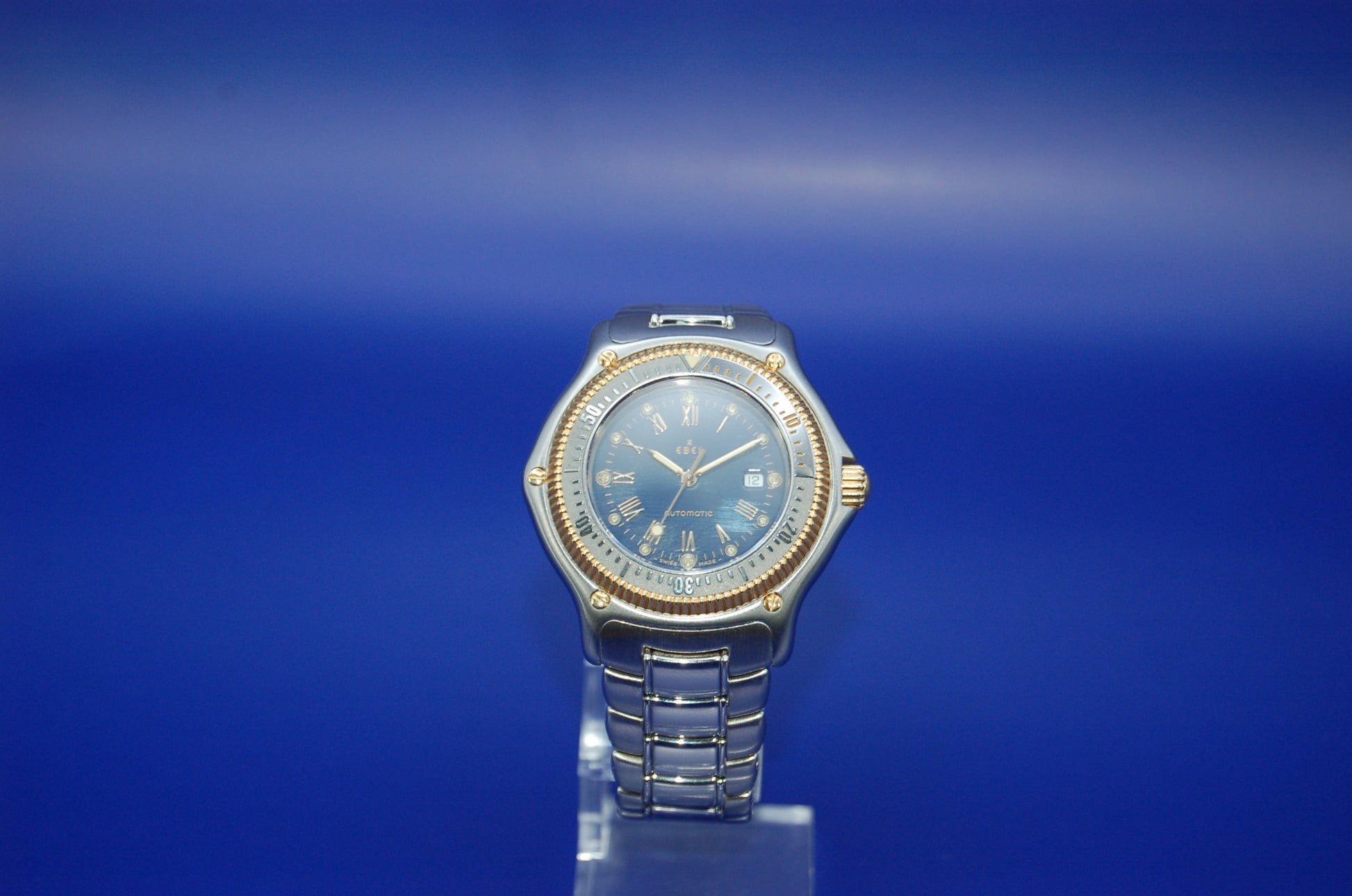 Ebel Voyager Herrenuhr - Detailansicht Gehäuse und Goldlünette