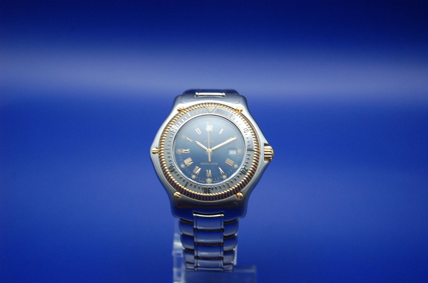 Ebel Voyager Automatikuhr Stahl/Gold - Frontansicht mit blauem Zifferblatt und römischen Ziffern