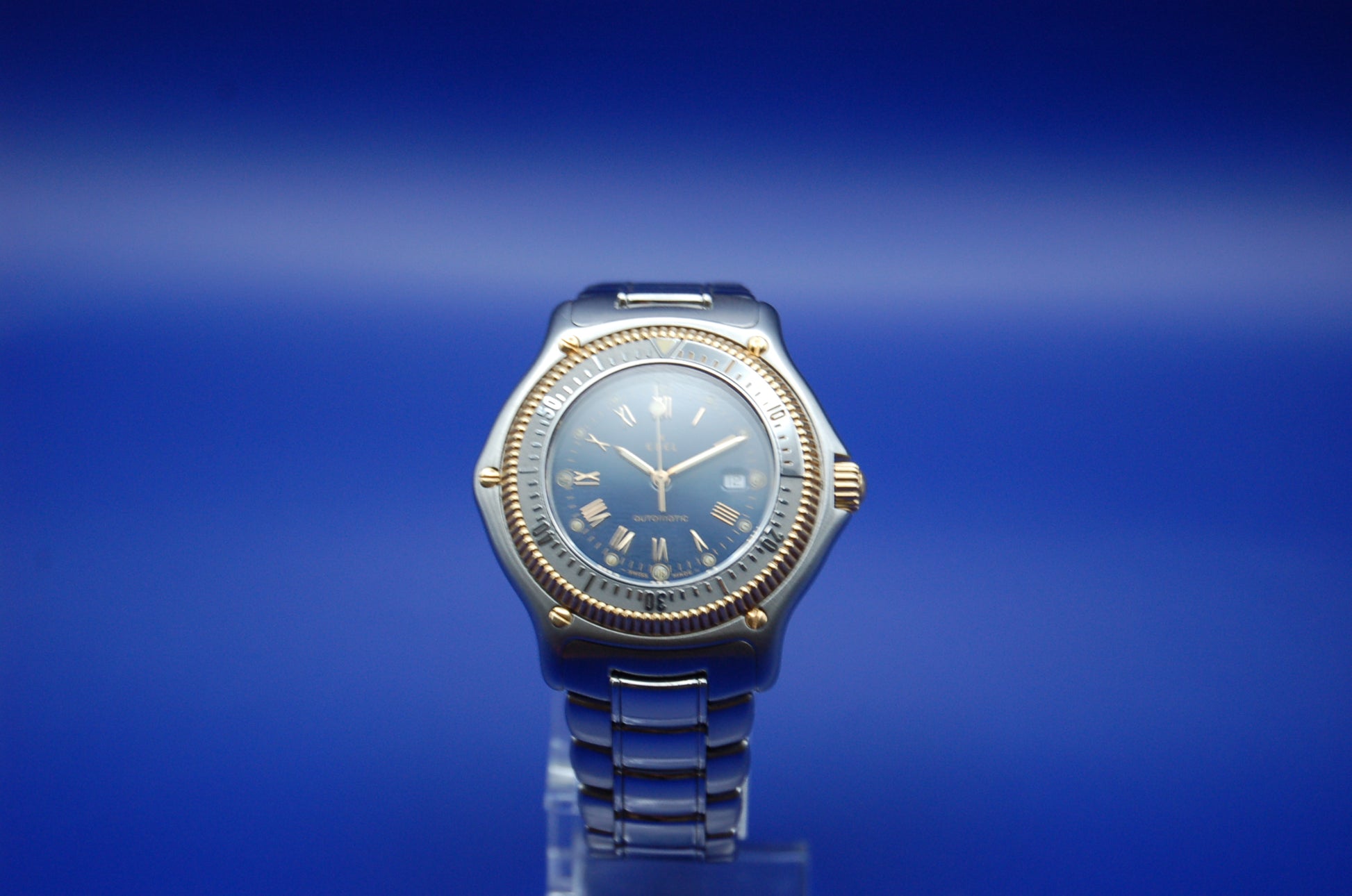 Ebel Voyager Automatikuhr Stahl/Gold - Frontansicht mit blauem Zifferblatt und römischen Ziffern