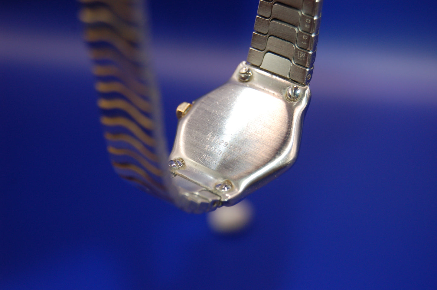 Ebel Sport Damenuhr 2000 - Detailansicht Gold/Stahl-Gehäuseboden