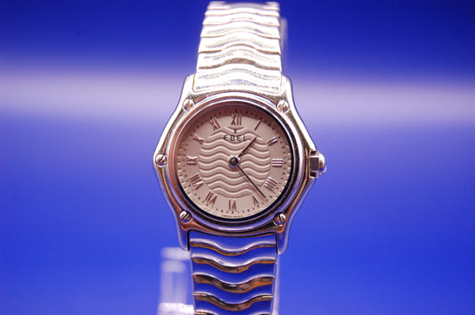 Ebel Classic rechteckig - Gesamtansicht der eleganten Damenuhr