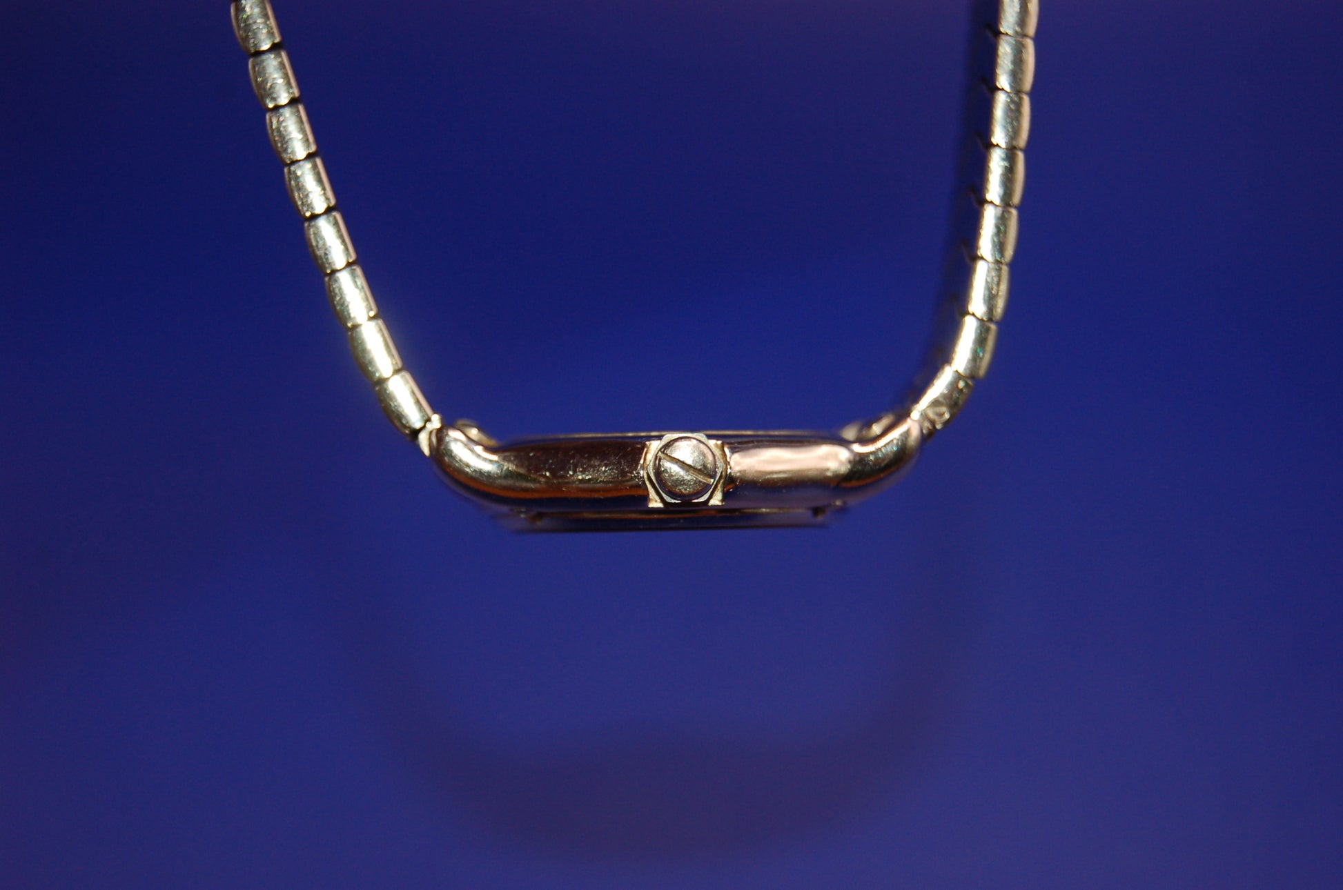 Ebel Classic Quarz - Seitenansicht mit Stahlarmband