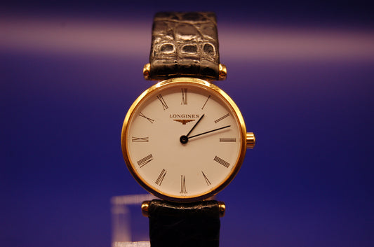 Longines La Grande Classique Quarzuhr Stahl - Frontansicht mit weißem Zifferblatt