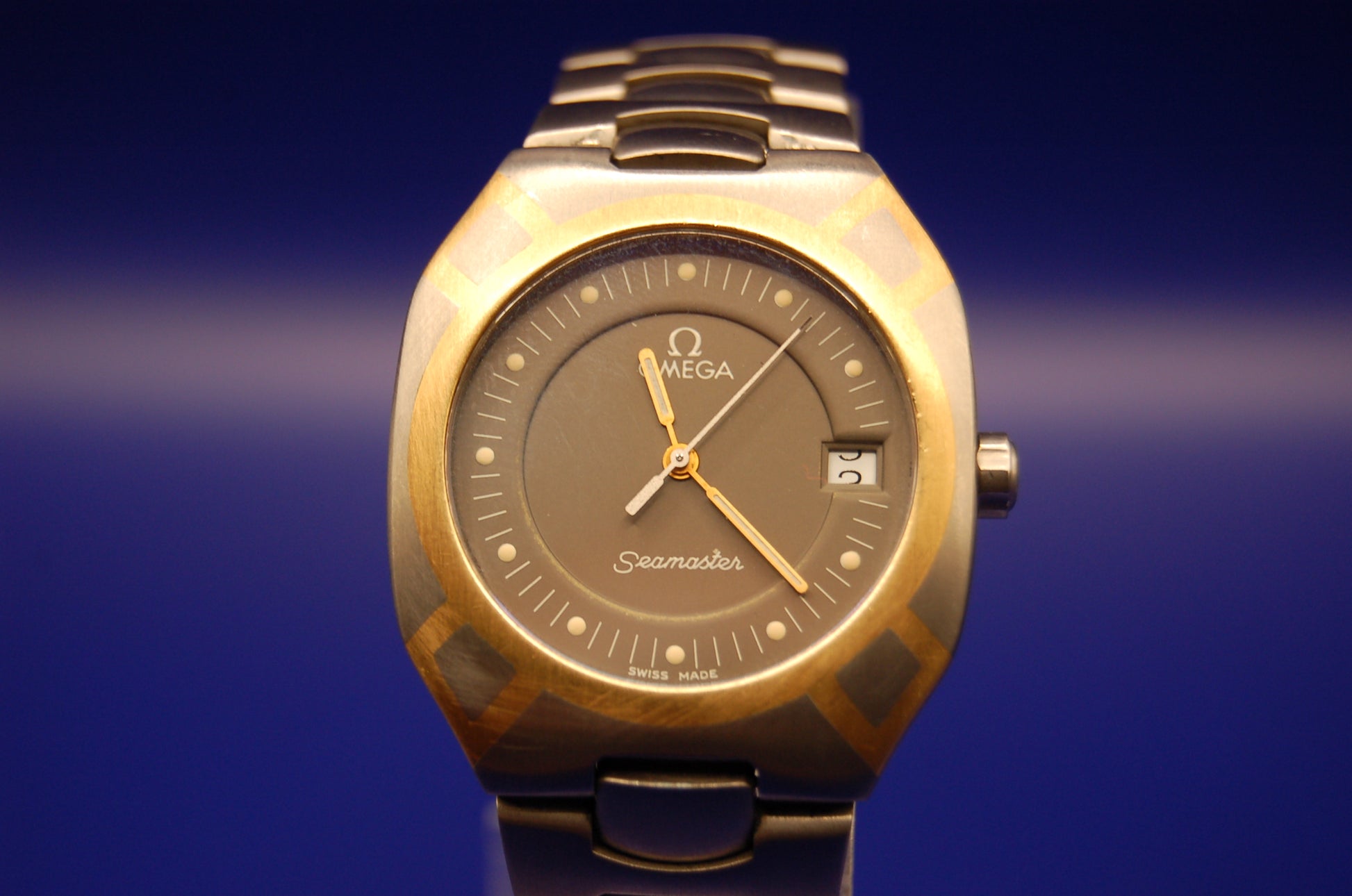 Omega Seamaster Titan Quarzuhr - Frontansicht mit grauem Zifferblatt