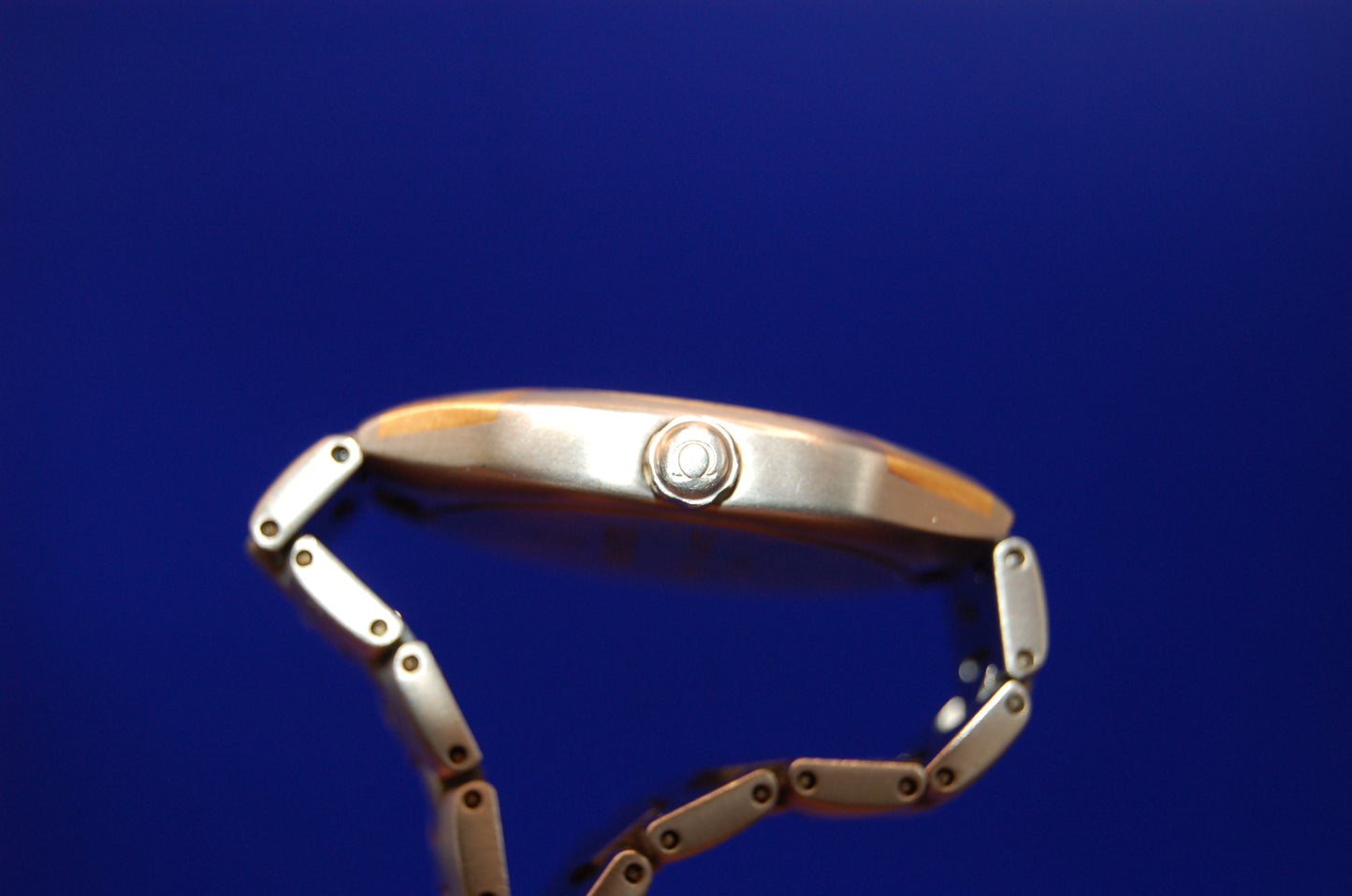 Omega Seamaster Titan/Gold - Seitenansicht mit Titan-Armband