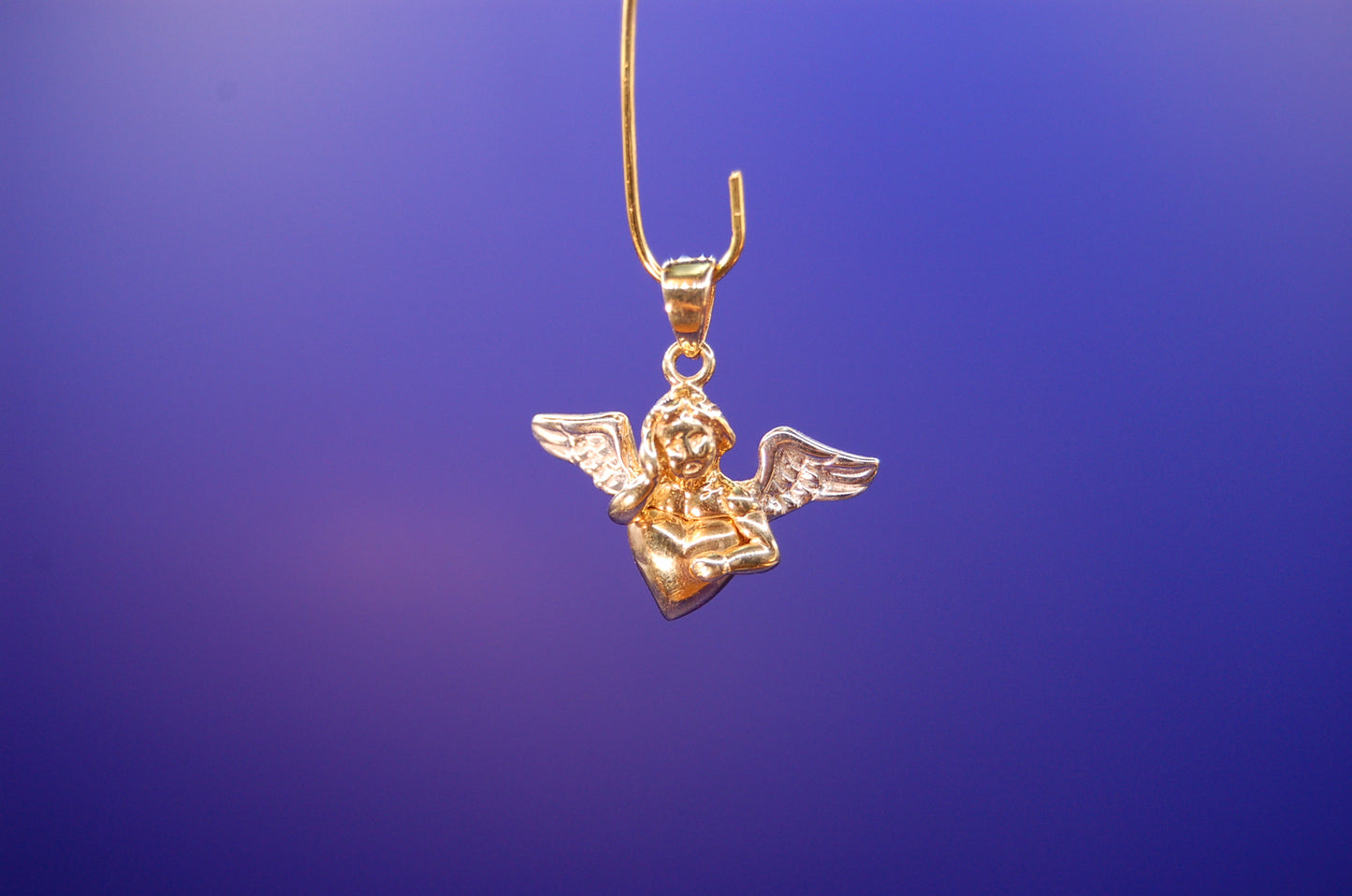 Engel-Anhänger aus 585 Gelb- und Weißgold - Frontansicht des Schutzengel-Schmucks
