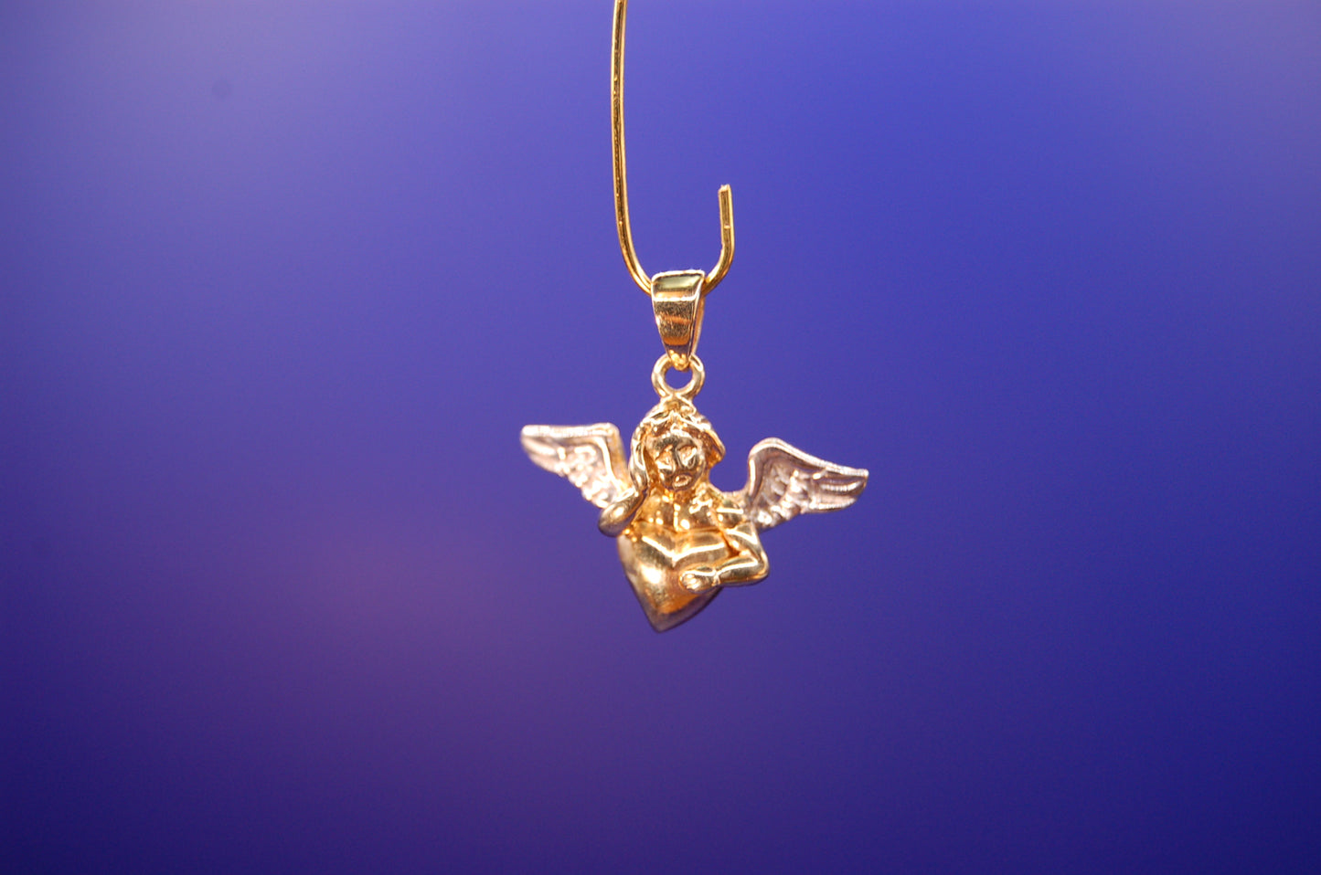 Engel-Anhänger aus 585 Gelb- und Weißgold - Frontansicht des Schutzengel-Schmucks