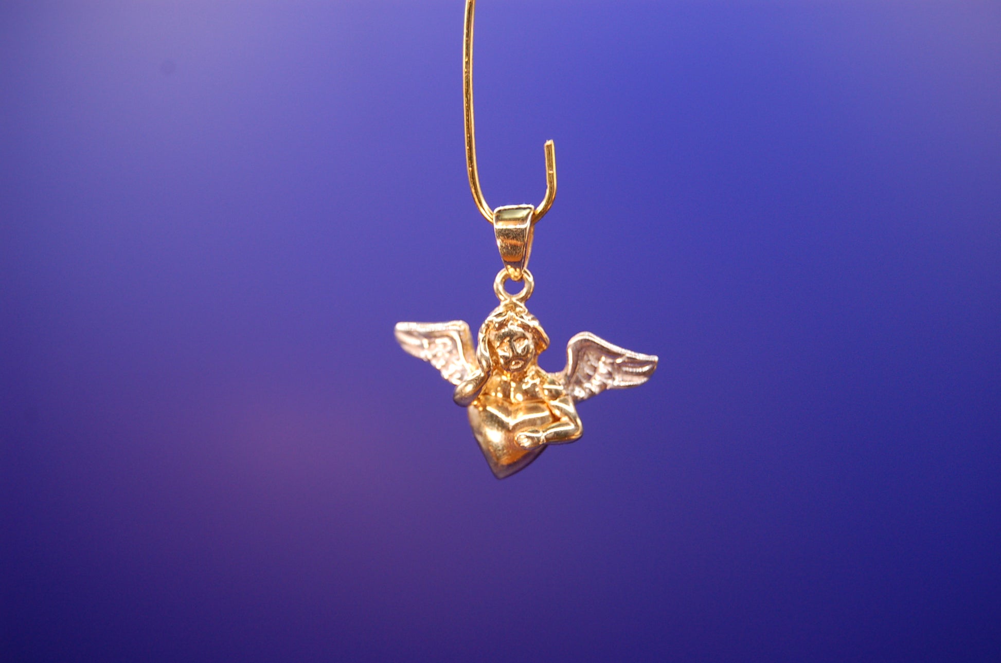 Engel-Anhänger aus 585 Gelb- und Weißgold - Frontansicht des Schutzengel-Schmucks