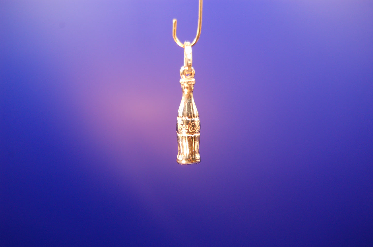 Cola-Flasche Anhänger aus 750 Gelbgold - Frontansicht des ausgefallenen Schmuckstücks