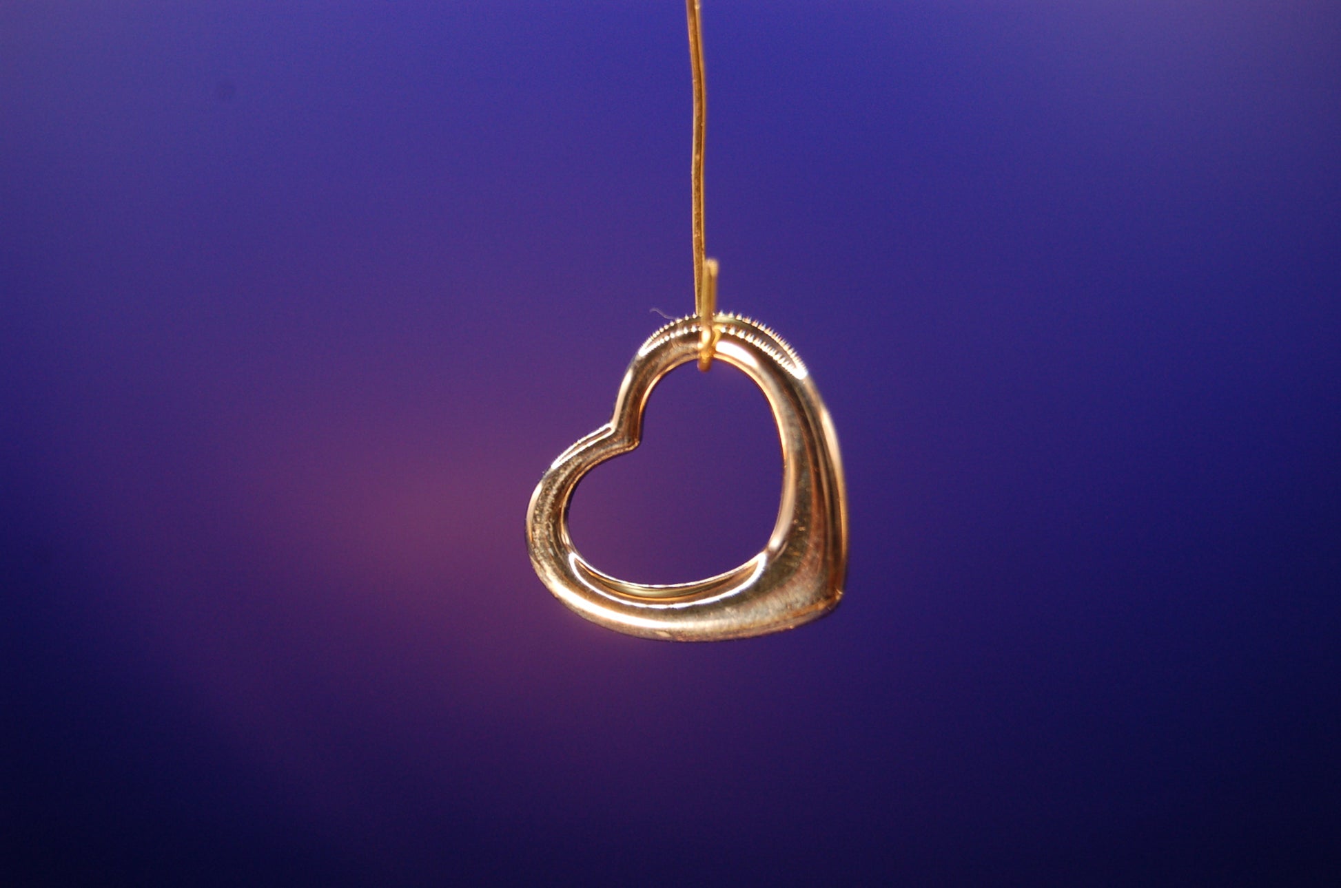 333er Gelbgold Herz-Anhänger - Seitenansicht mit zeitlosem Charakter