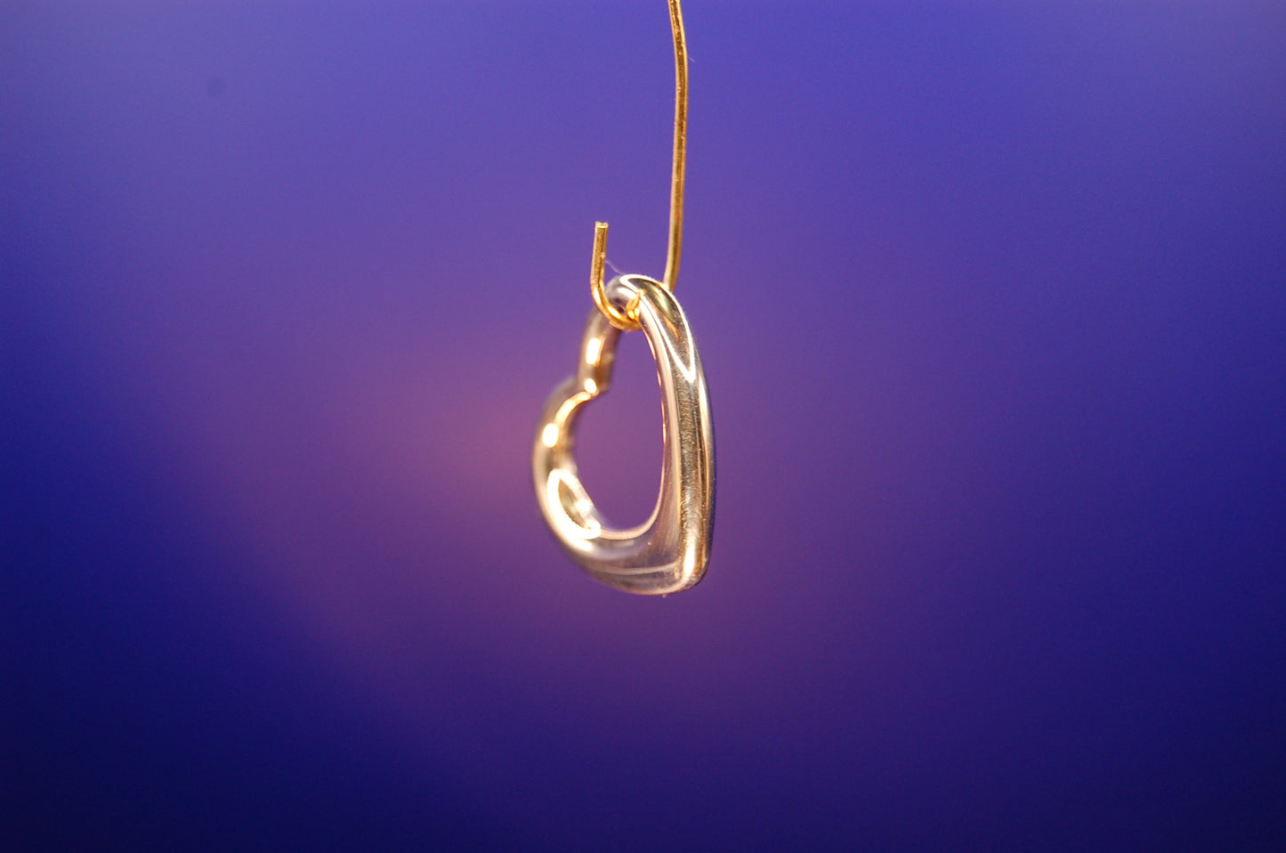 Herz-Anhänger in Gold - Nahaufnahme der feinen Verarbeitung