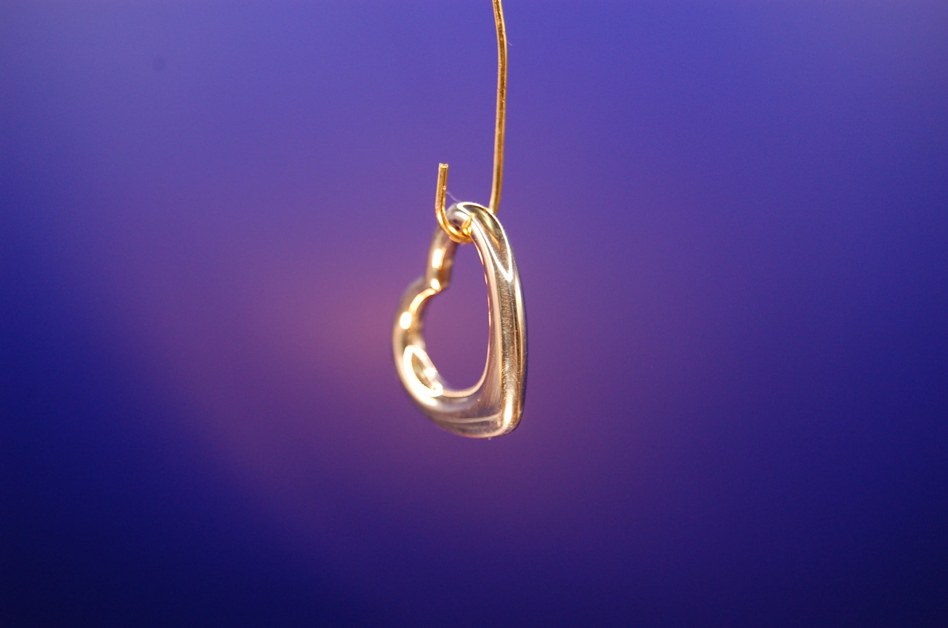 Herz-Anhänger in Gold - Nahaufnahme der feinen Verarbeitung