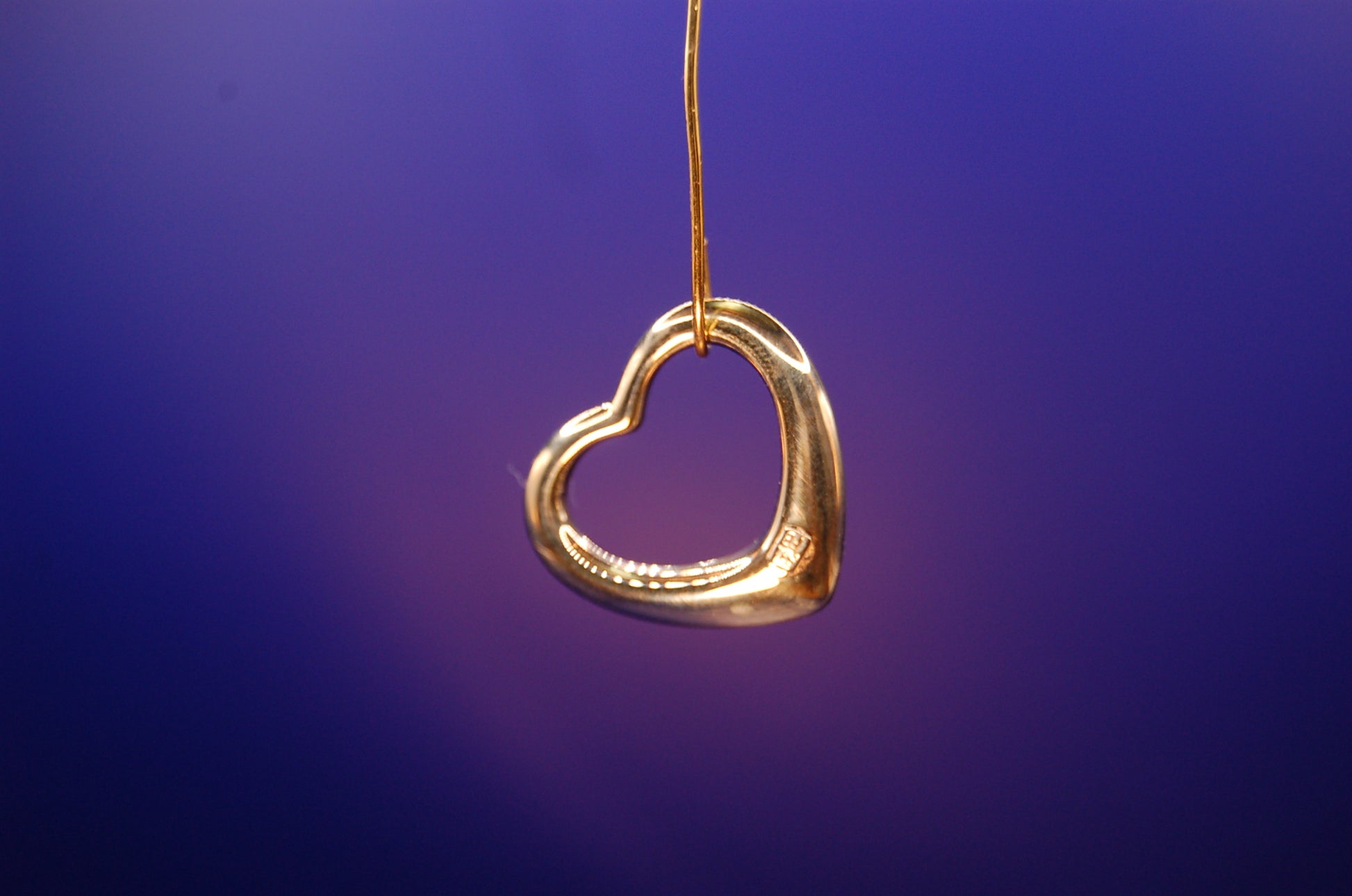Romantischer Herz-Anhänger 333 Gelbgold - Perspektivansicht