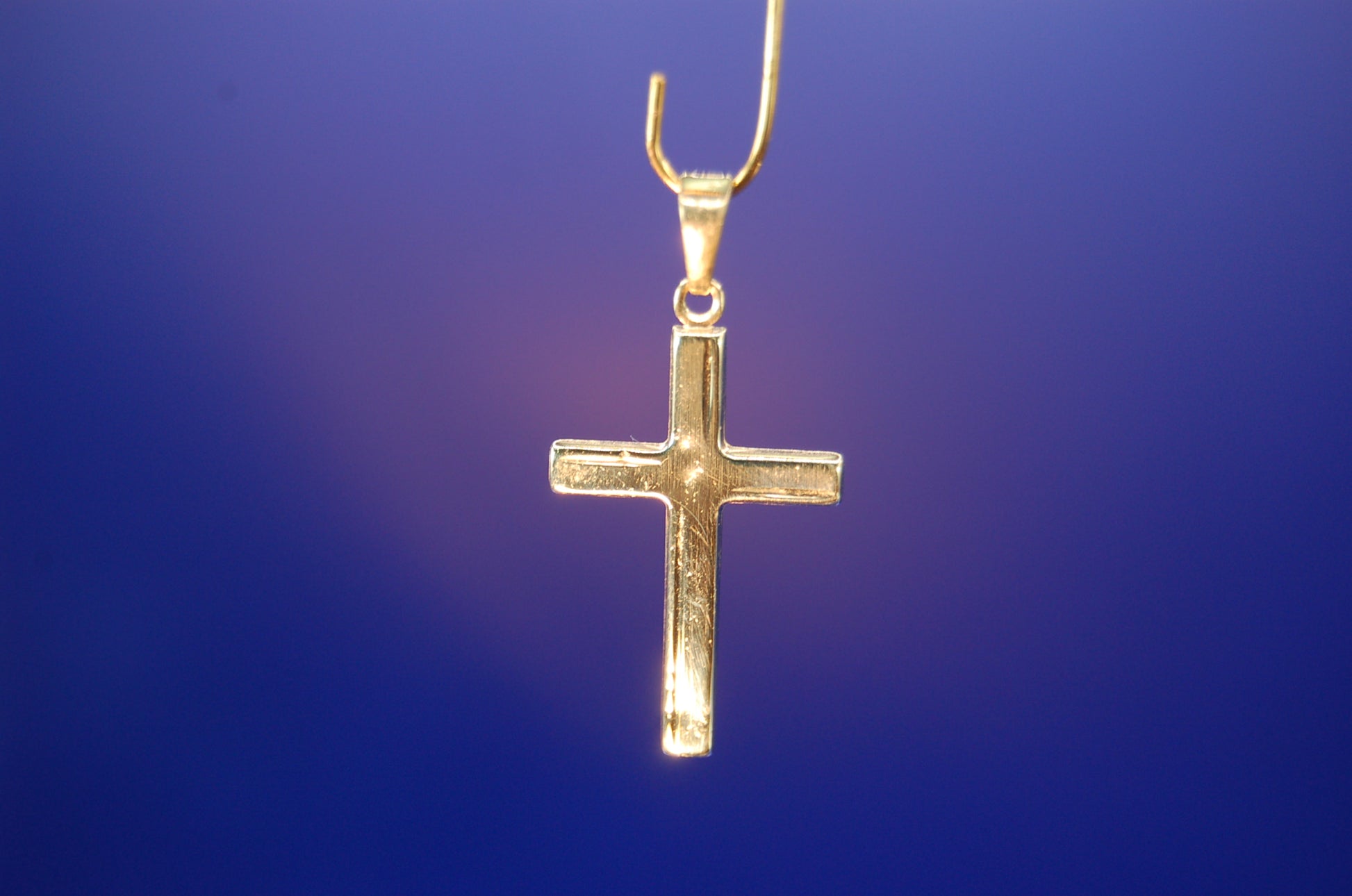 Goldener Kreuz-Anhänger 14 Karat - Detailaufnahme des klassischen Designs