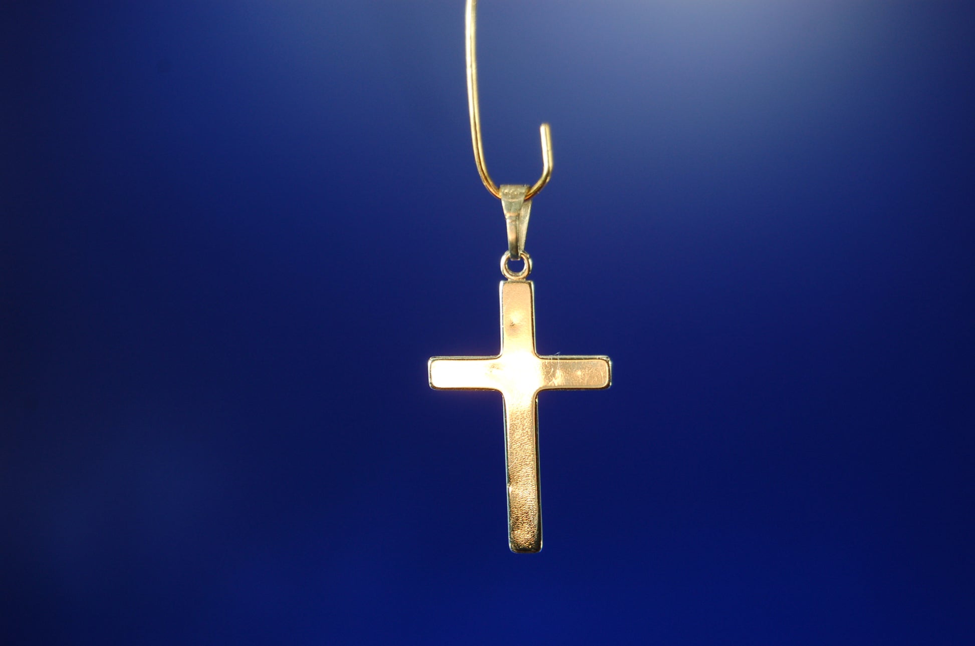 585er Gelbgold Kreuz-Anhänger - Seitenansicht mit zeitloser Eleganz