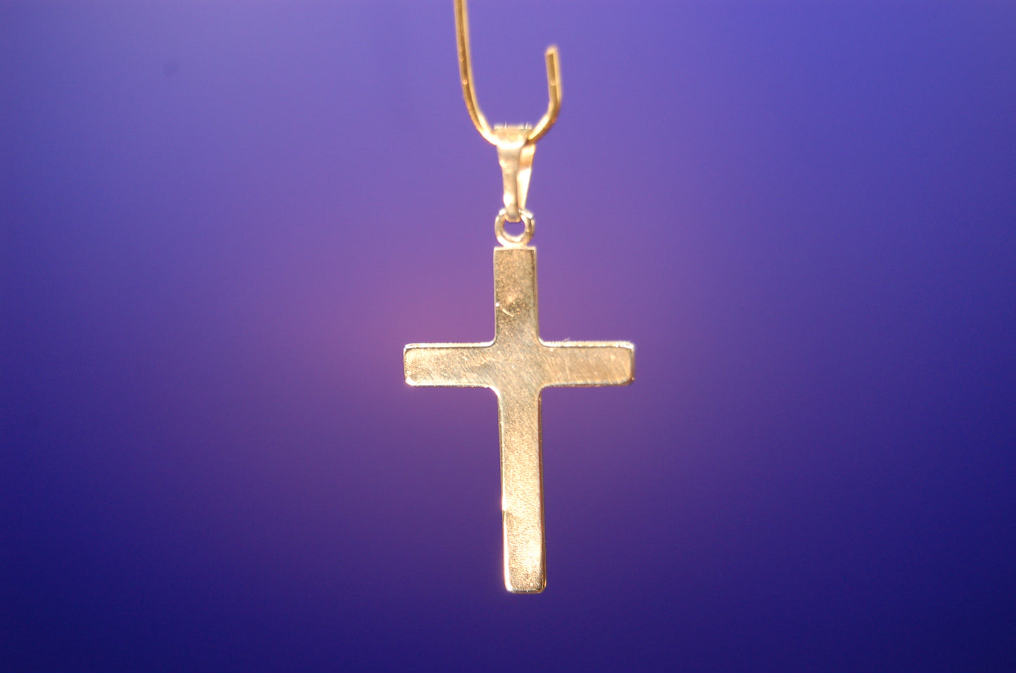 Religiöser Kreuz-Anhänger in Gold - Nahaufnahme der feinen Verarbeitung