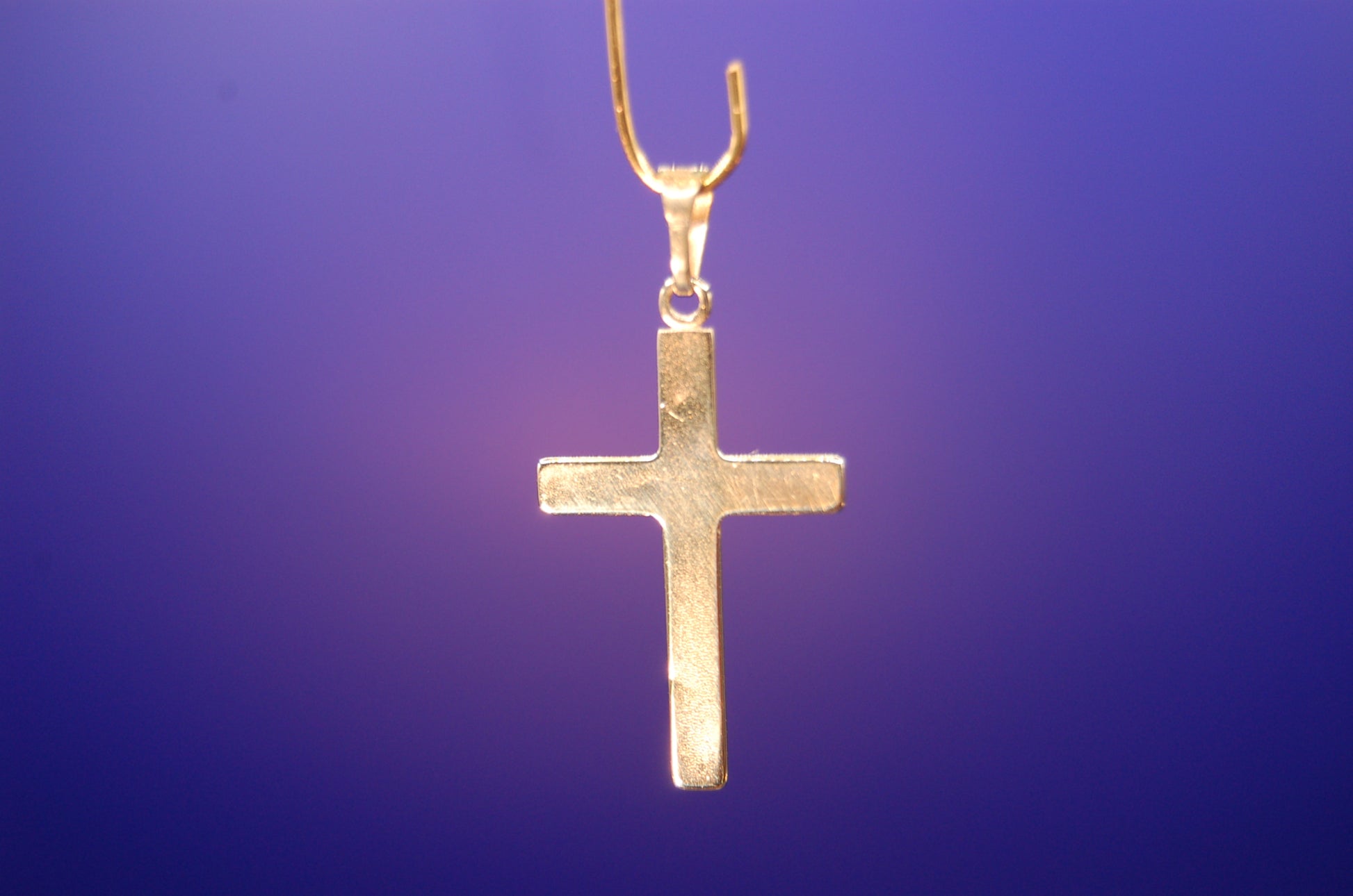 Religiöser Kreuz-Anhänger in Gold - Nahaufnahme der feinen Verarbeitung