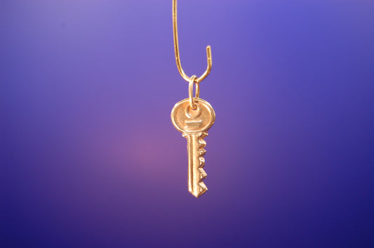 Schlüssel-Anhänger aus 585 Gelbgold - Frontansicht des symbolischen Schmuckstücks