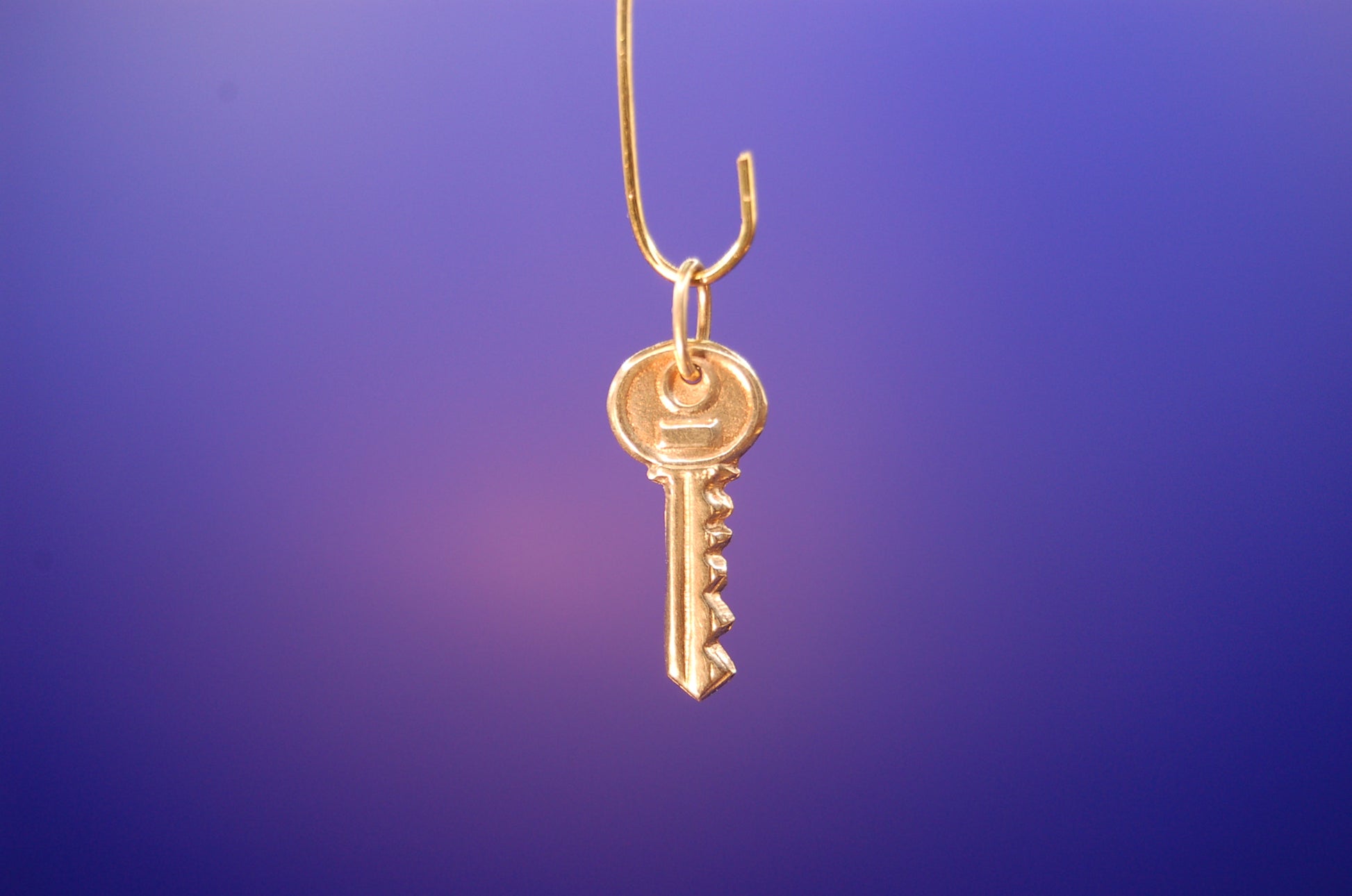 Goldener Schlüssel-Anhänger 14 Karat - Detailaufnahme des originellen Designs