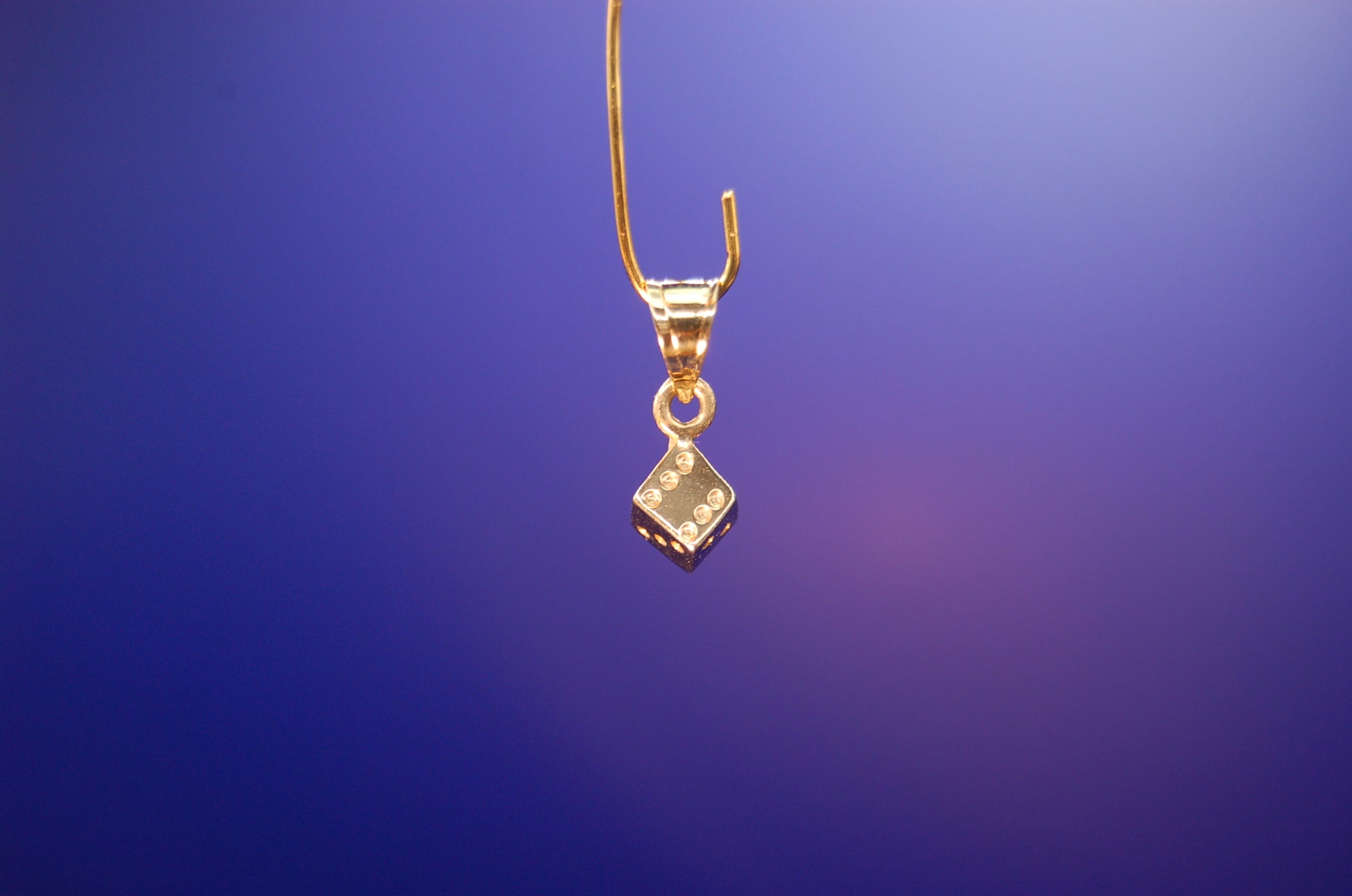 Würfel Anhänger aus 585 Gelbgold - Frontansicht des geometrischen Goldschmucks