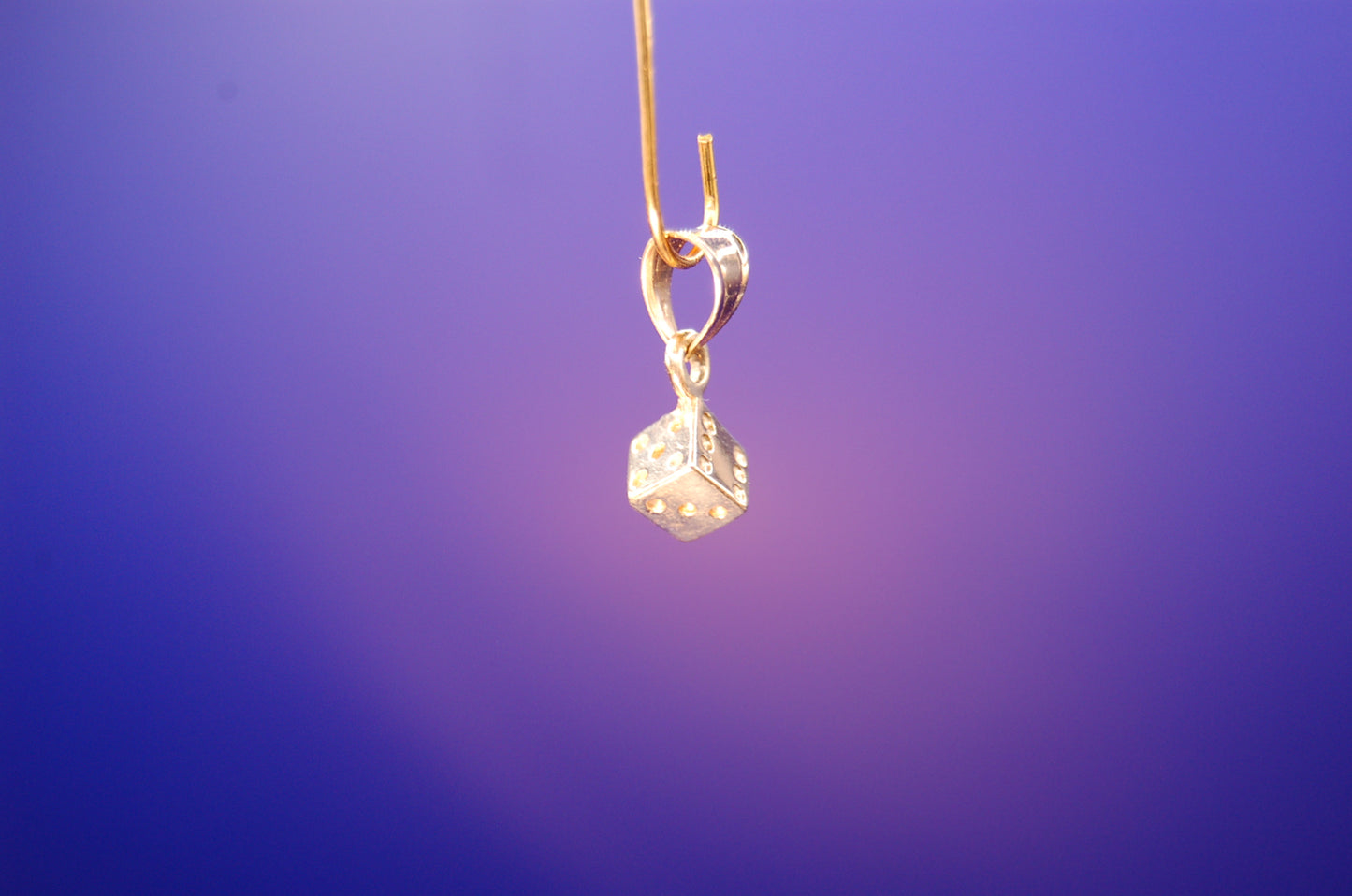 Goldener Würfel Anhänger 14 Karat - Seitenansicht mit detaillierter Verarbeitung