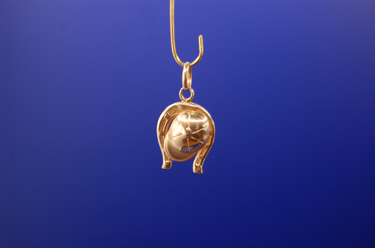 Edler Anhänger aus 750 Gelbgold - Frontansicht des luxuriösen Schmuckstücks