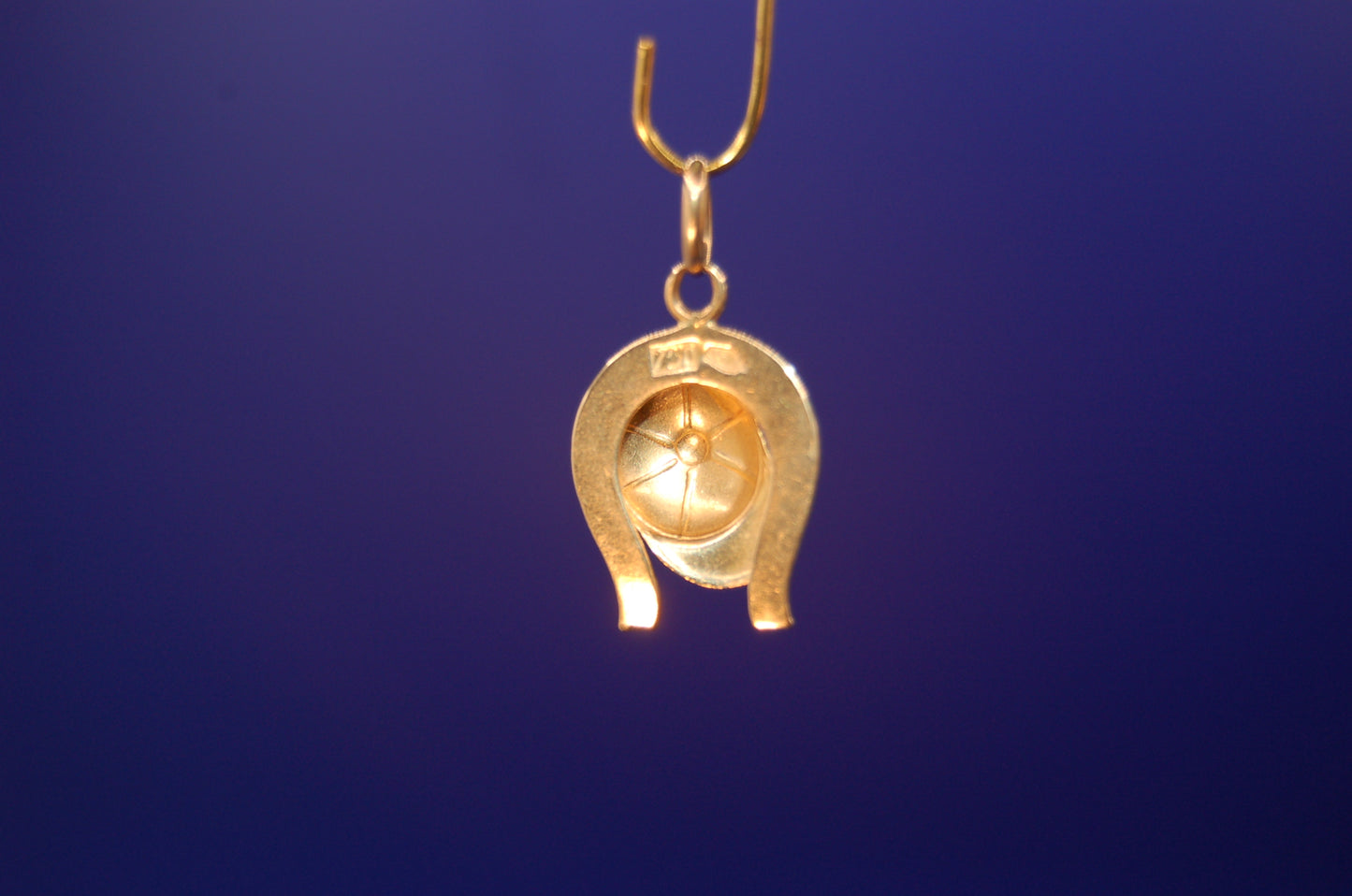 Exklusiver Goldanhänger 18 Karat - Seitenansicht mit elegantem Design