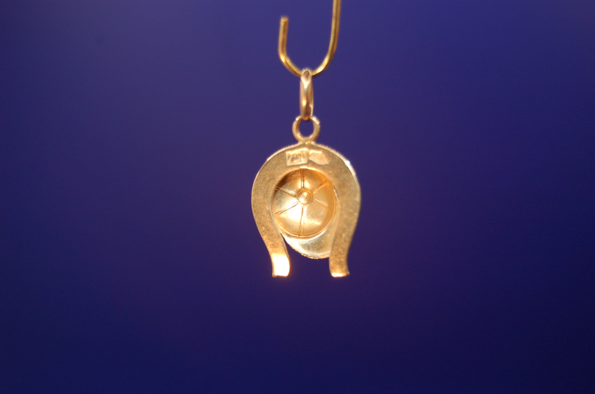 Exklusiver Goldanhänger 18 Karat - Seitenansicht mit elegantem Design