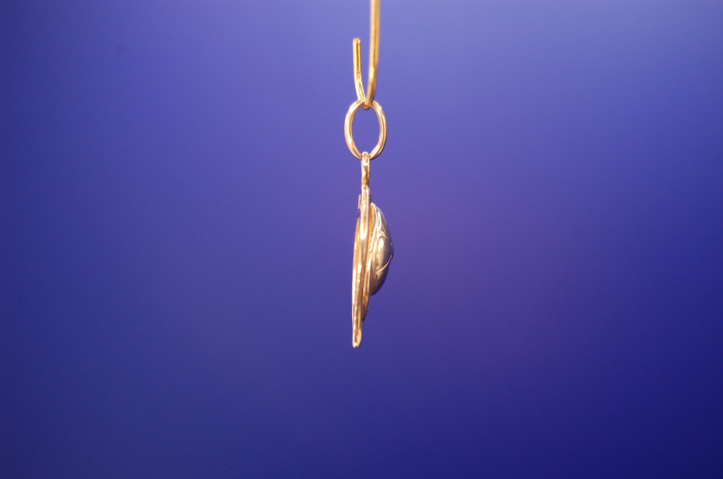 Luxuriöser Anhänger in 750 Gelbgold - Nahaufnahme der Goldqualität