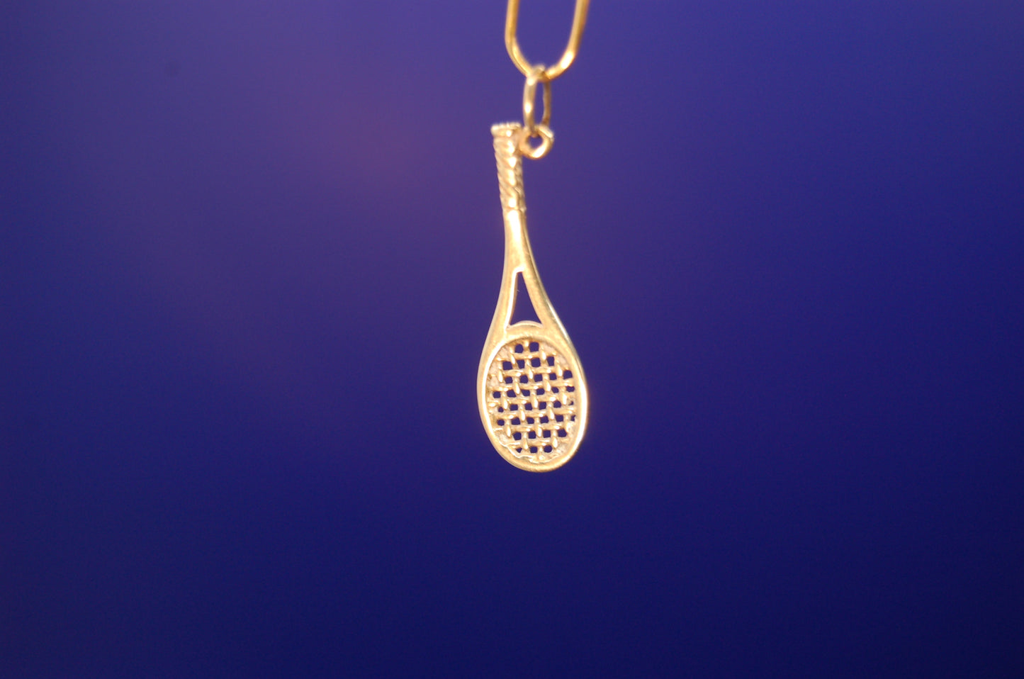 Tennisschläger Anhänger aus 585 Gelbgold - Frontansicht des Sport-Schmuckstücks