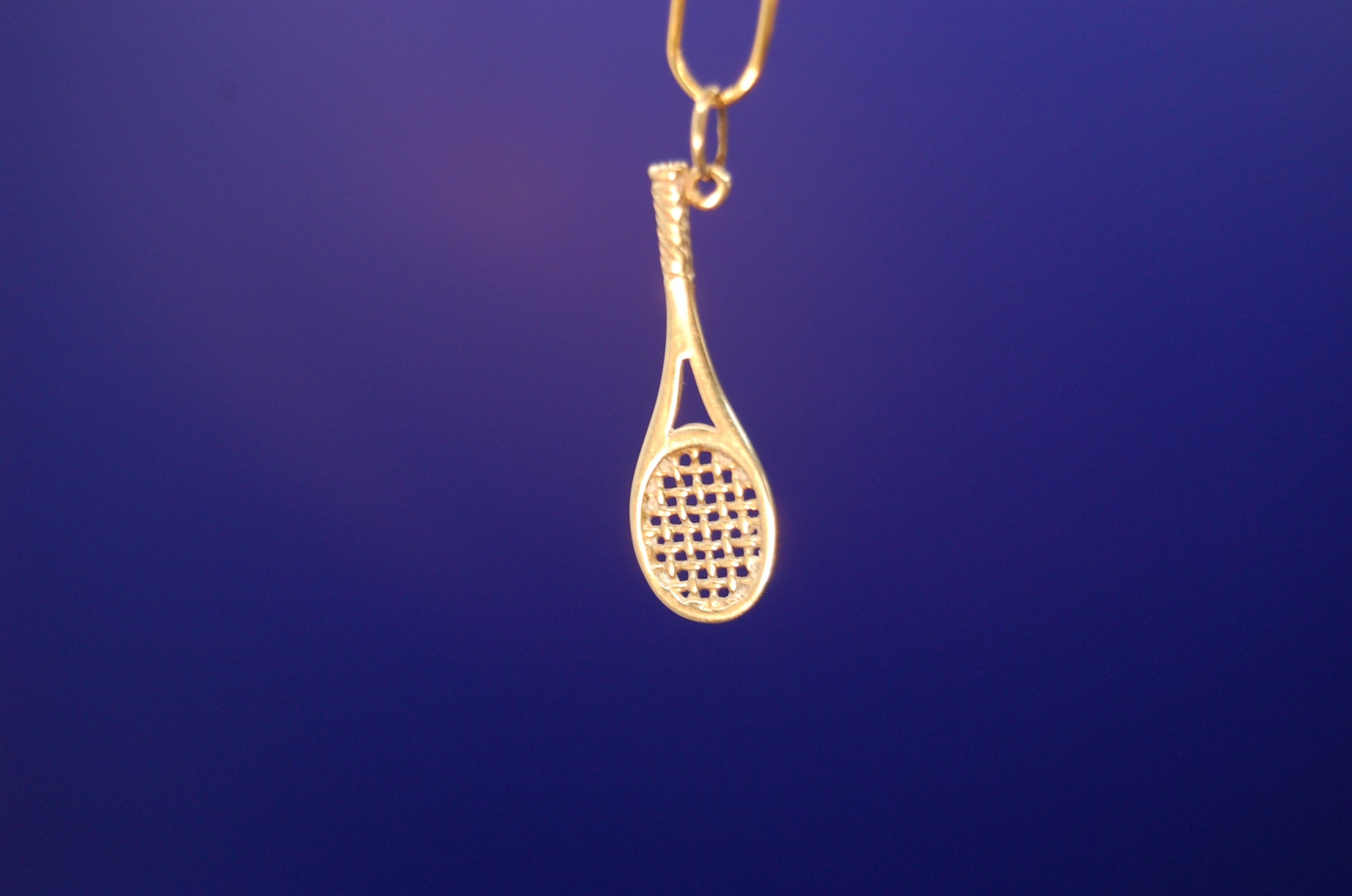 Tennisschläger Anhänger aus 585 Gelbgold - Frontansicht des Sport-Schmuckstücks