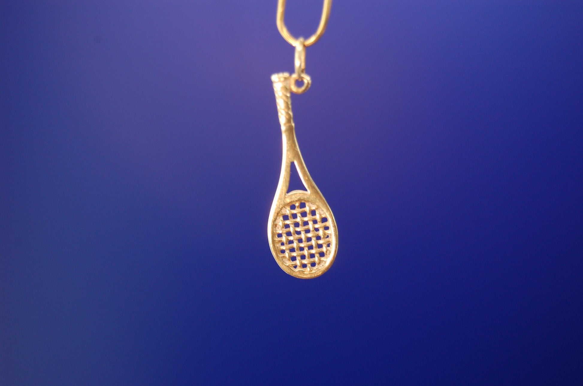 Goldener Tennisschläger Anhänger 14 Karat - Detailansicht mit realistischer Form