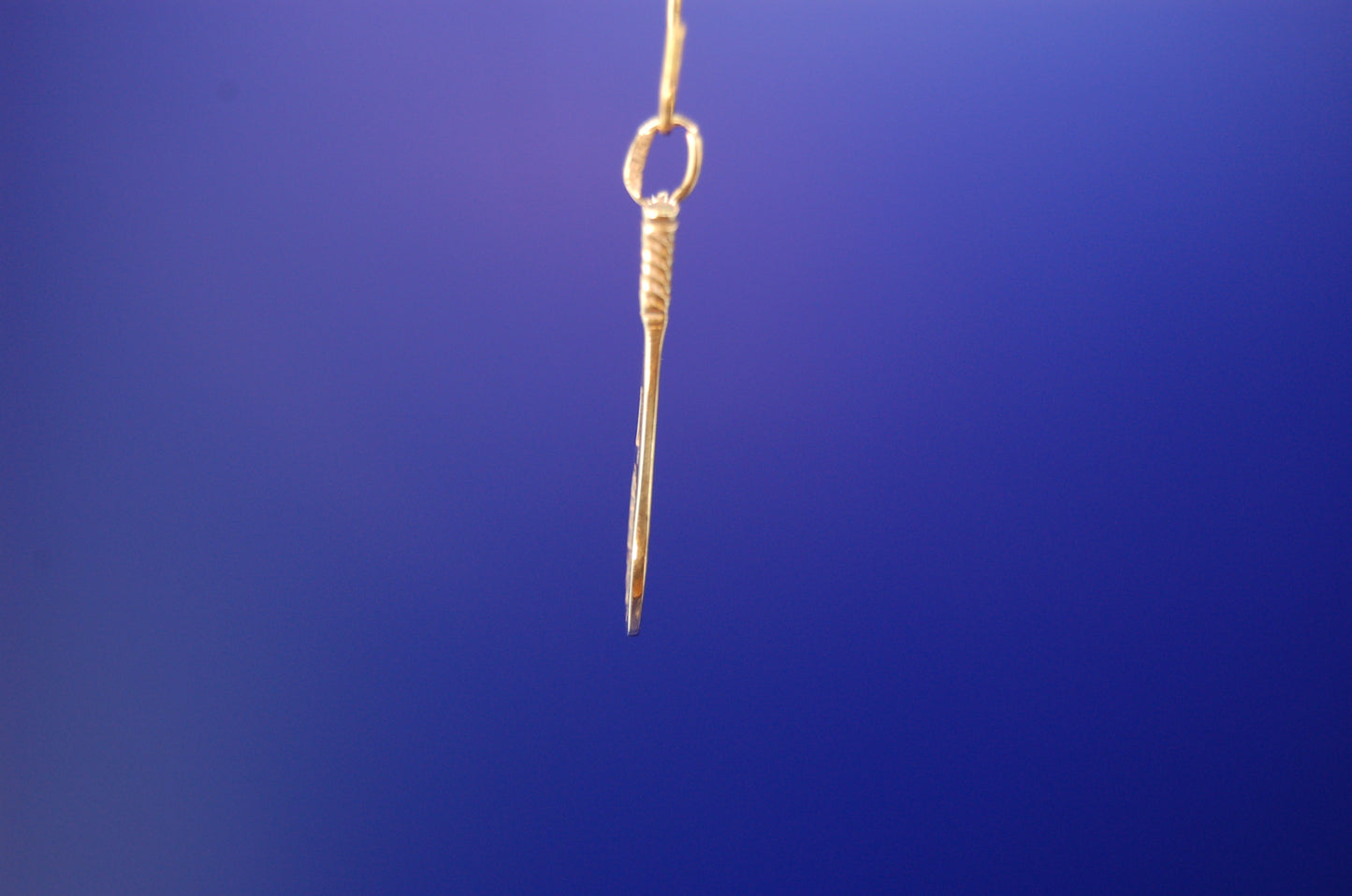 585er Gelbgold Tennisschläger - Nahaufnahme des detailgetreuen Designs