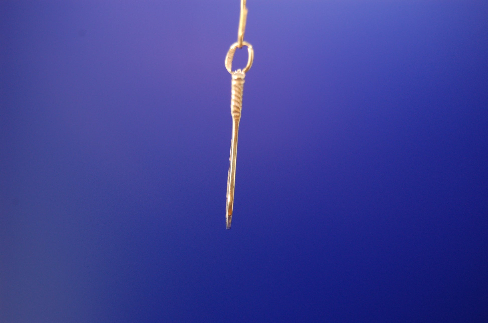 585er Gelbgold Tennisschläger - Nahaufnahme des detailgetreuen Designs