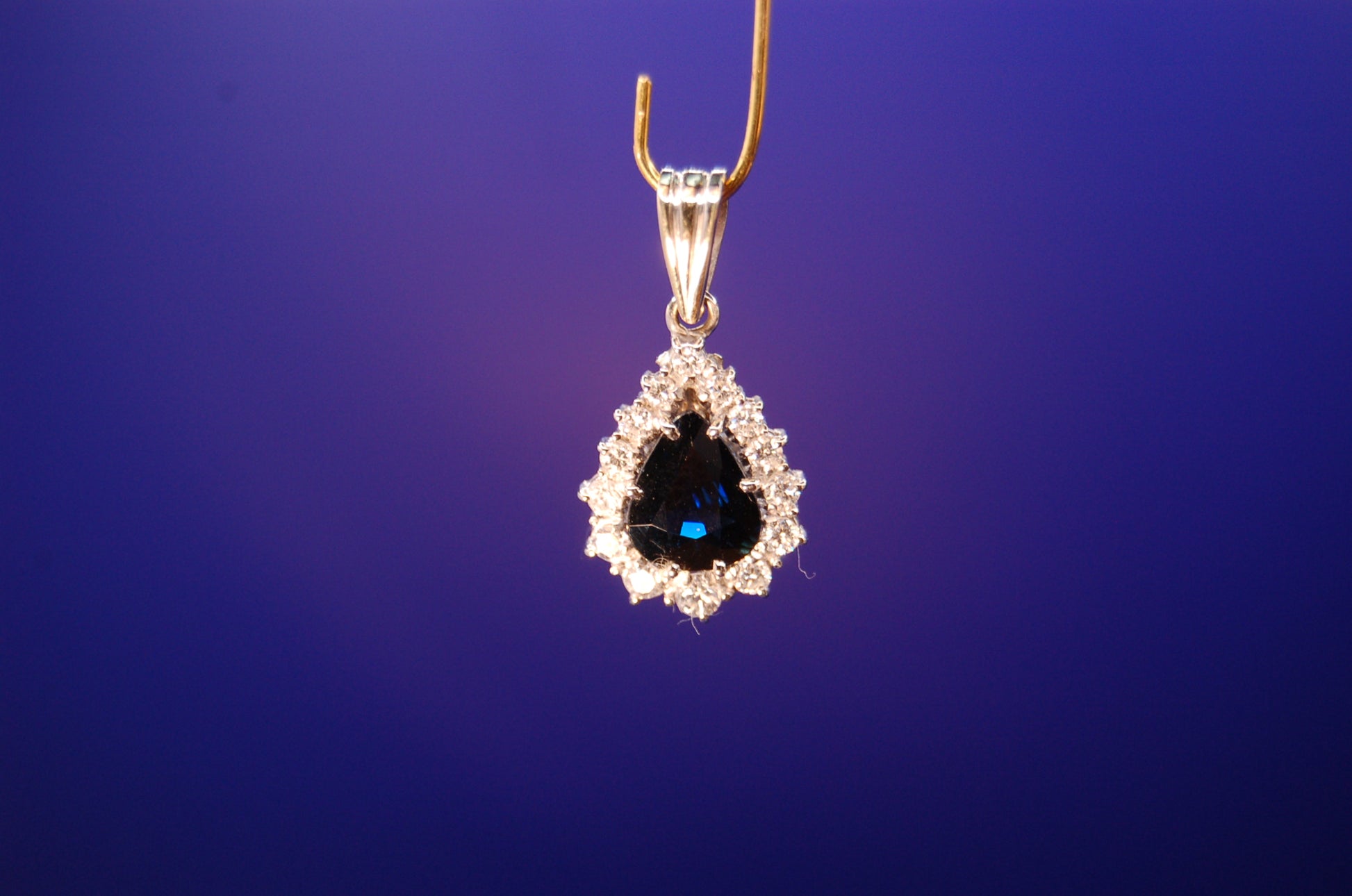 Exquisiter Anhänger aus 750 Weißgold mit Edelsteinen - Frontansicht des Luxusschmucks