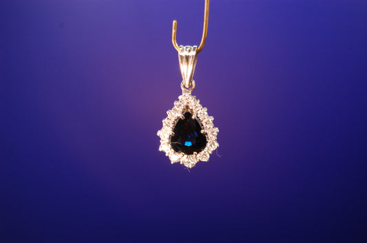 Exquisiter Anhänger aus 750 Weißgold mit Edelsteinen - Frontansicht des Luxusschmucks