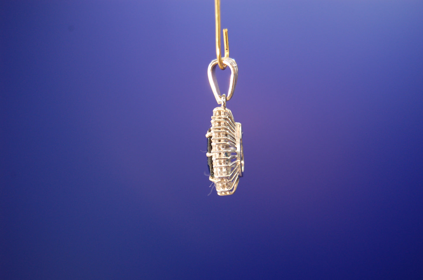 Weißgold Anhänger 18 Karat mit Edelsteinbesatz - Detailaufnahme der funkelnden Steine