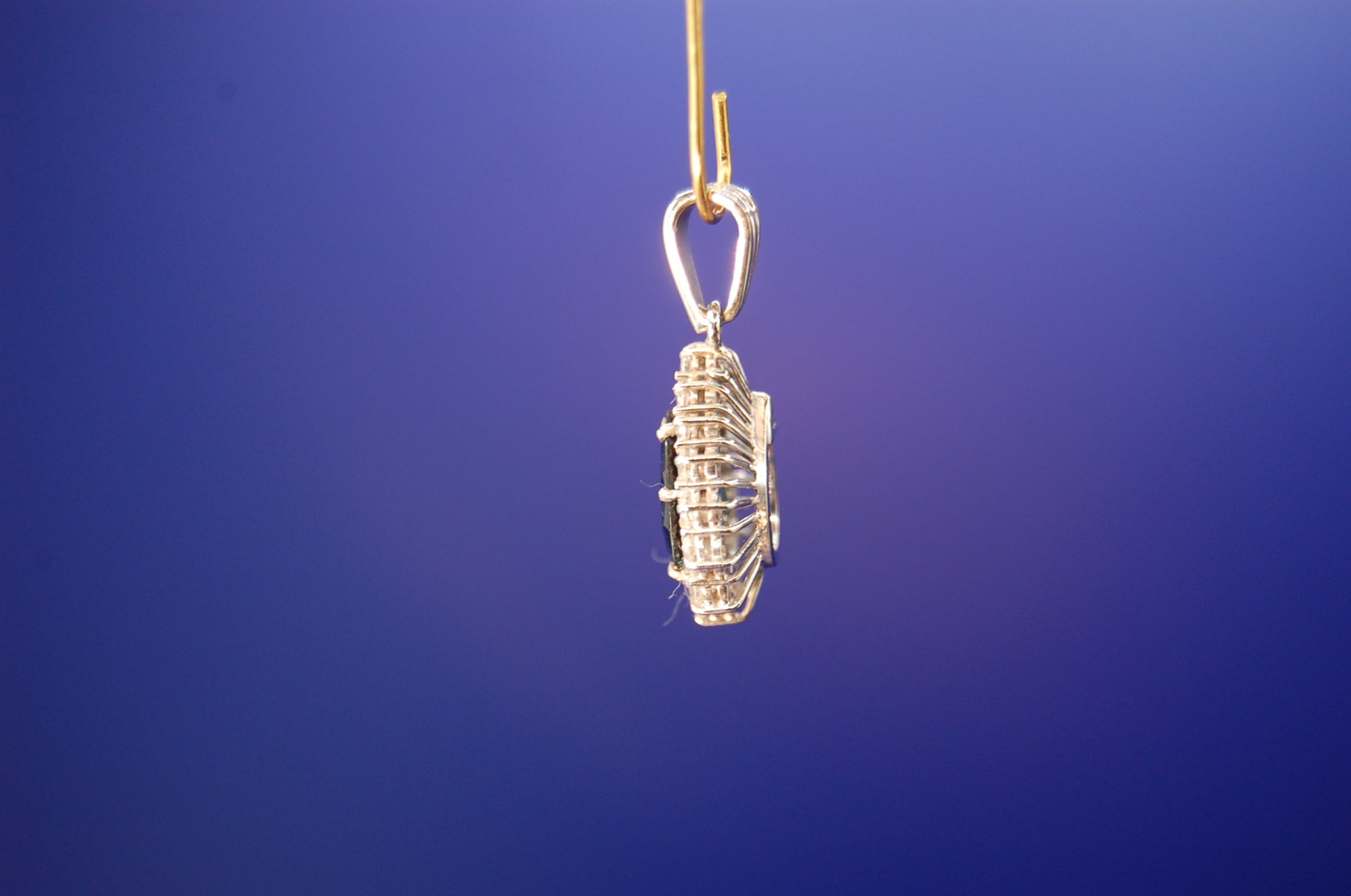 Weißgold Anhänger 18 Karat mit Edelsteinbesatz - Detailaufnahme der funkelnden Steine