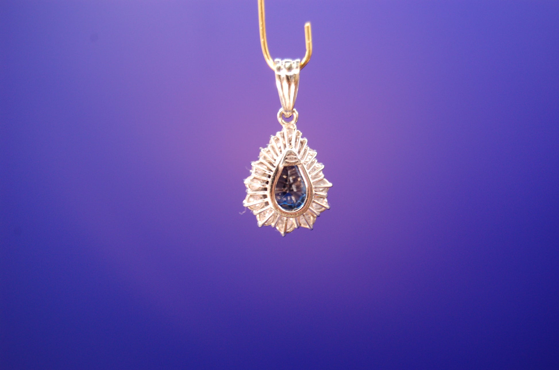 750er Weißgold Anhänger mit Edelsteinen - Nahaufnahme der edlen Verarbeitung