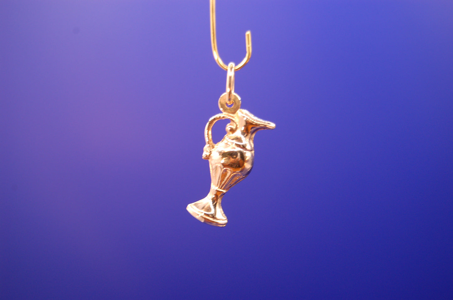 Anhänger aus 750 Gelbgold - Frontansicht des hochwertigen Goldschmucks