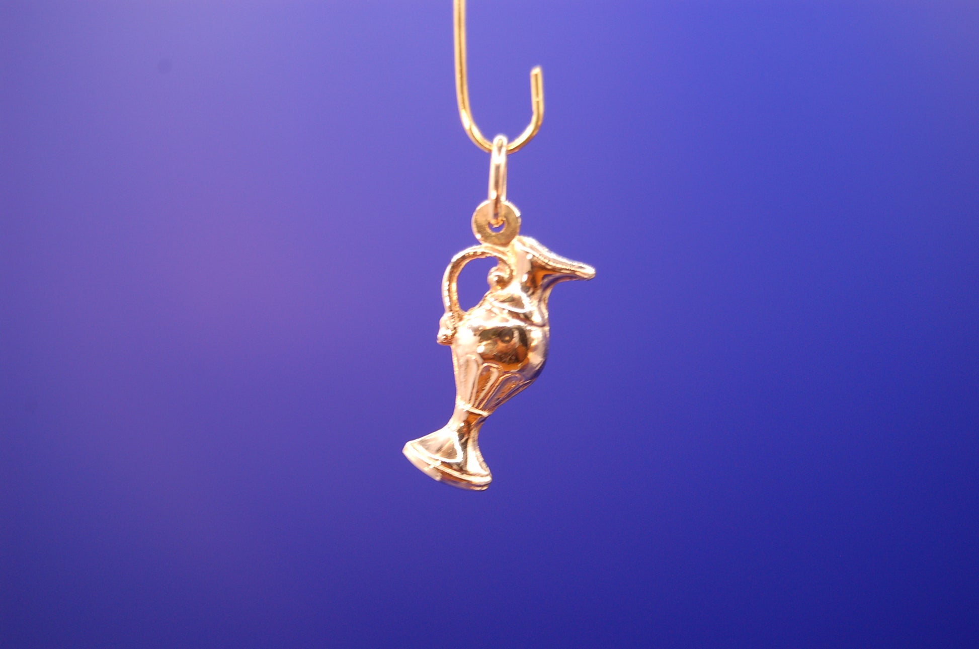 Anhänger aus 750 Gelbgold - Frontansicht des hochwertigen Goldschmucks