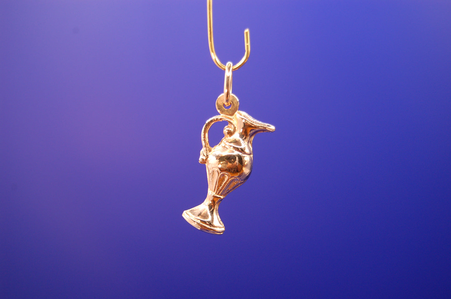 750er Gelbgold Anhänger 18 Karat - Seitenansicht mit elegantem Design