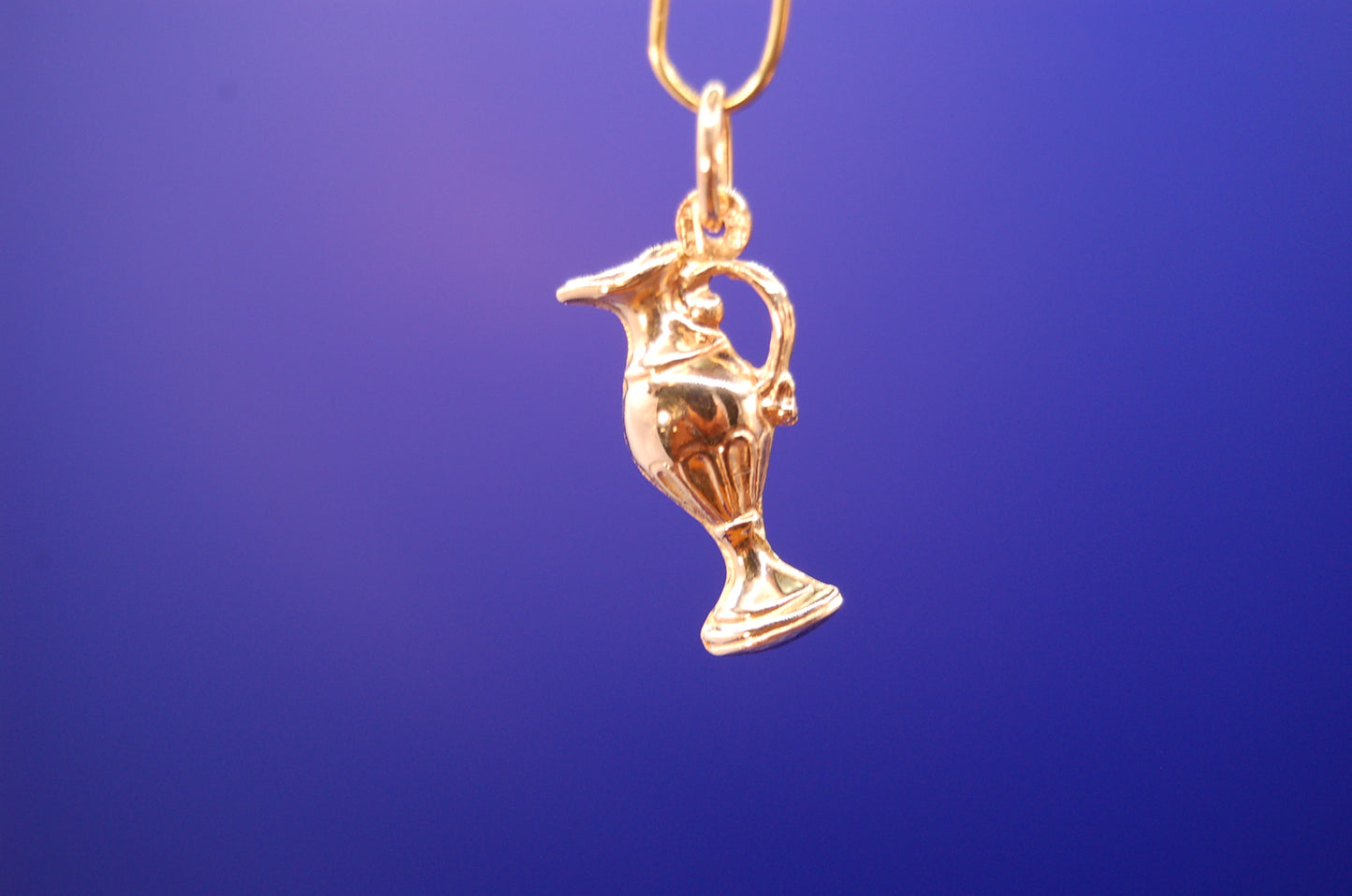 Exklusiver Anhänger in 750 Gelbgold - Nahaufnahme der Goldqualität