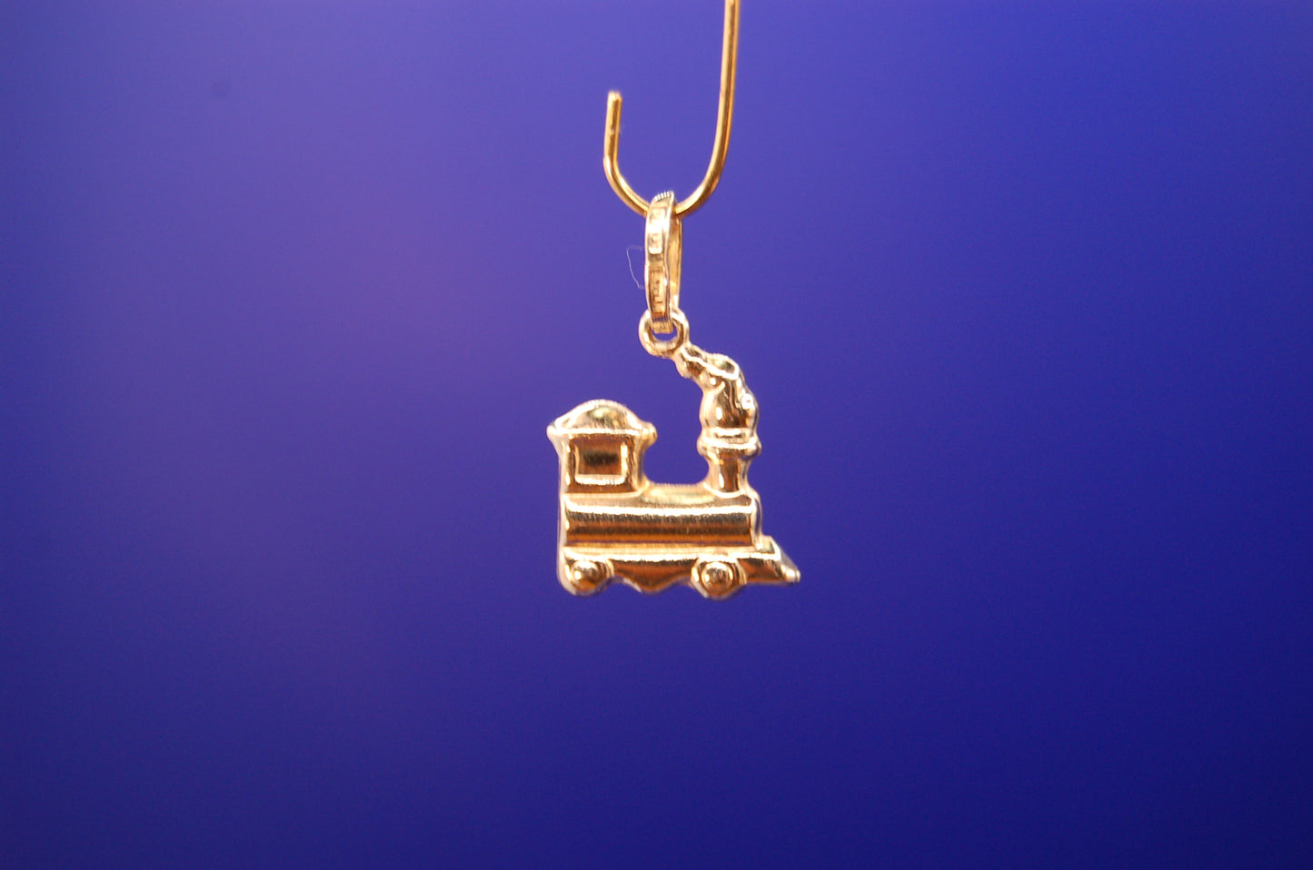 Lokomotive Anhänger aus 585 Gelbgold - Frontansicht des Eisenbahn-Schmuckstücks