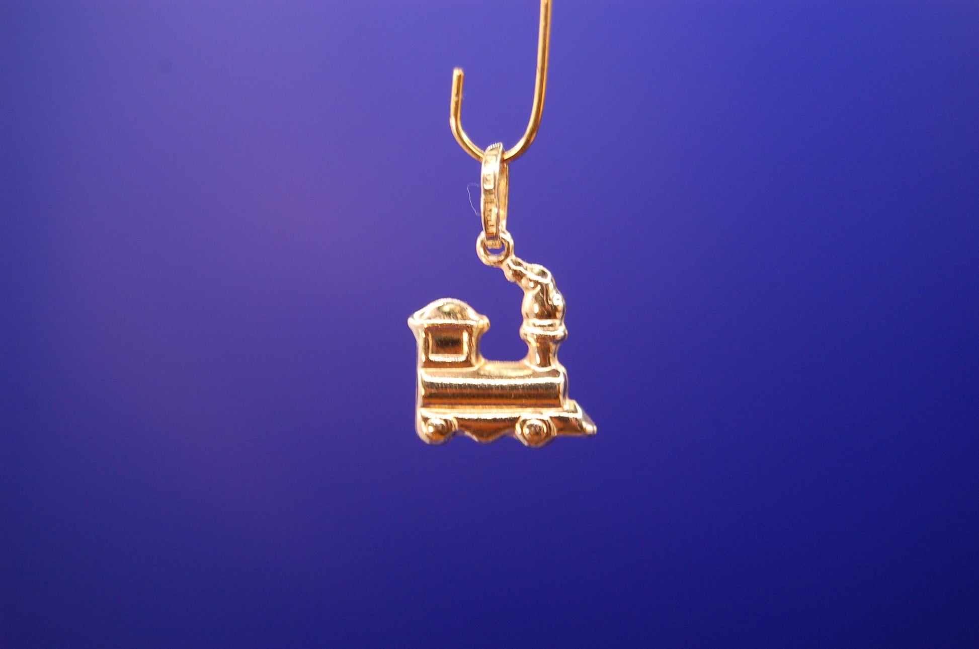 Lokomotive Anhänger aus 585 Gelbgold - Frontansicht des Eisenbahn-Schmuckstücks