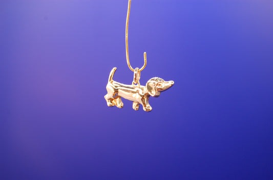 Dackel-Anhänger aus 585 Gelbgold - Frontansicht des Hunde-Schmuckstücks