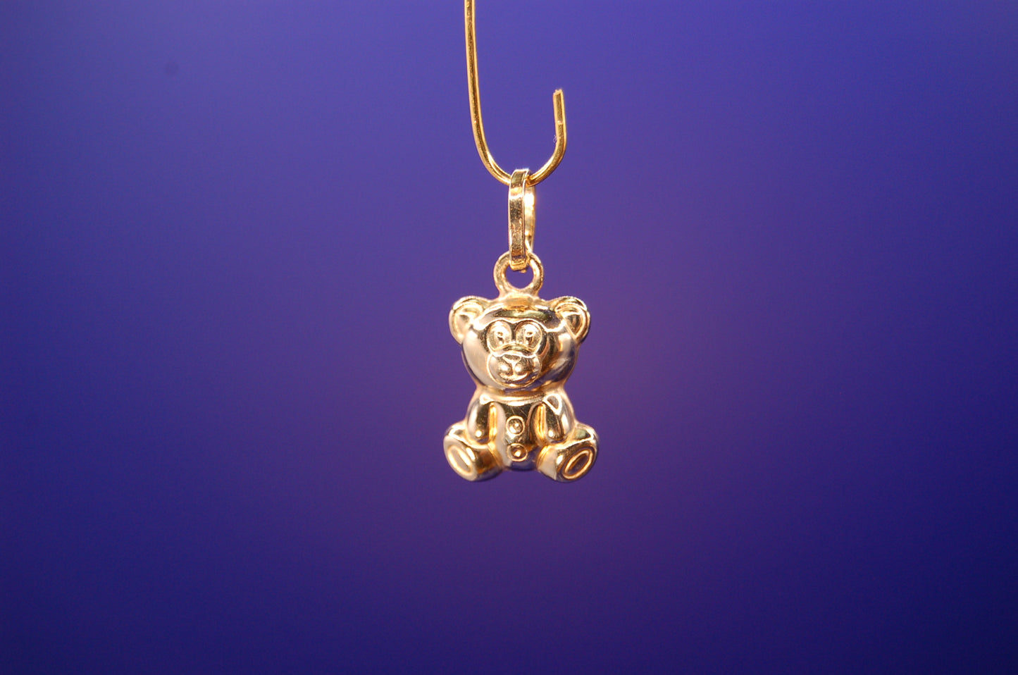 Goldener Bären-Anhänger 14 Karat - Detailaufnahme des liebevollen Designs